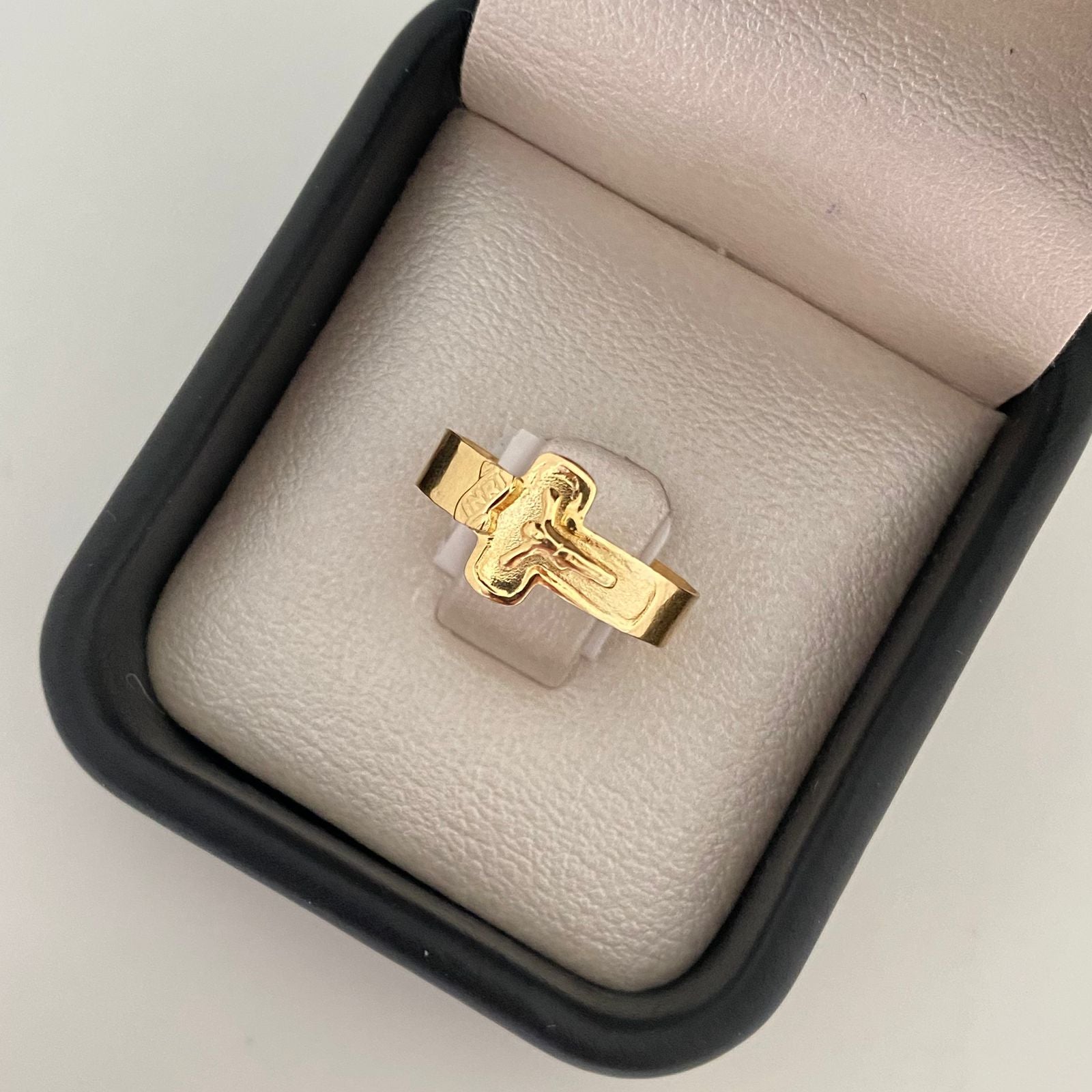 Anillo cruz cristo Oro amarillo 18k / Talla 7 1/4 / 1,70 Gr