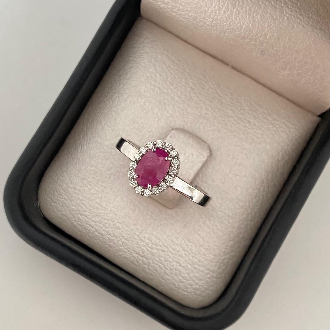 Anillo centro rubí borde diamantes Oro blanco 18k / Talla 7 3/4 / 3,15 Gr