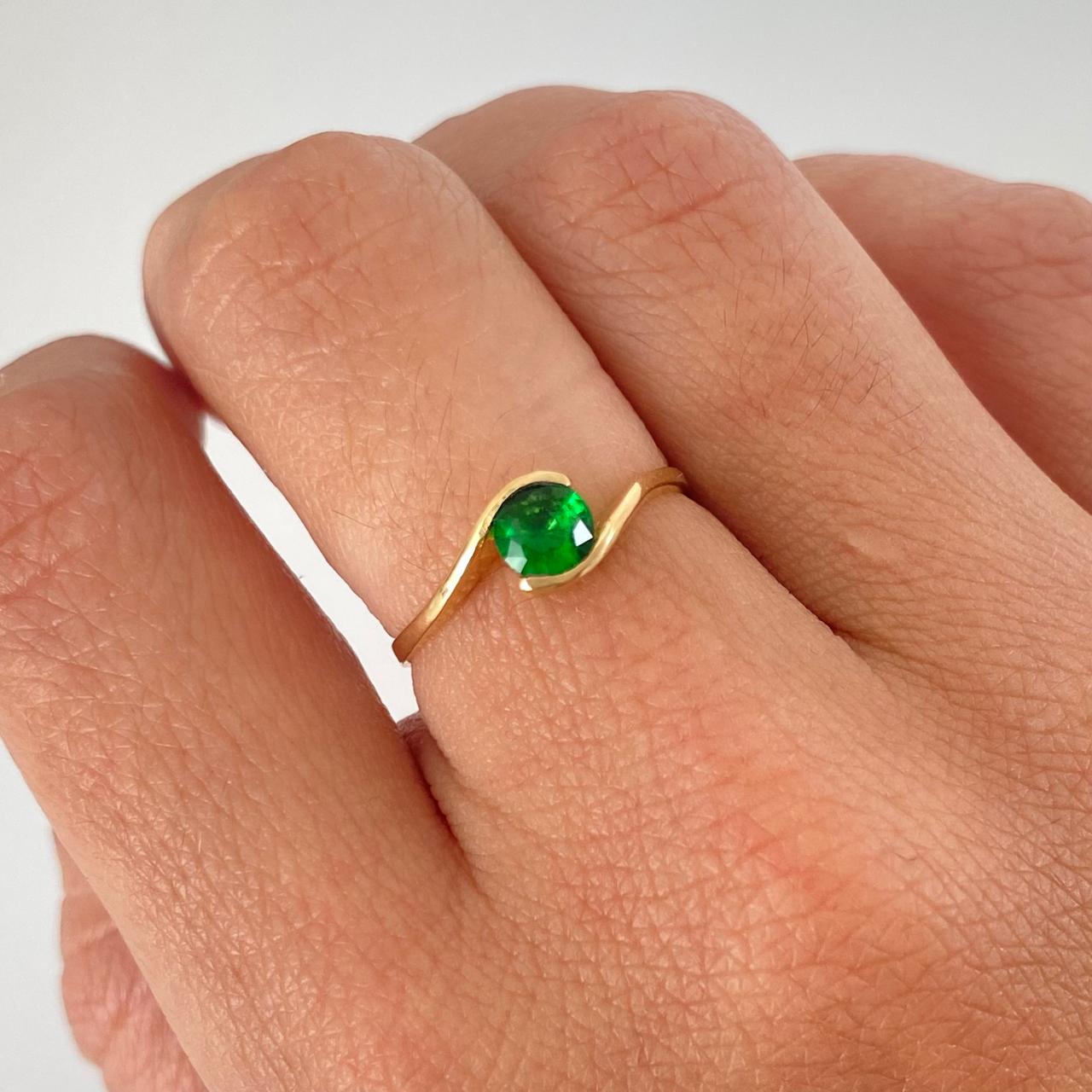 Anillo solitario tipo tu y yo circon verde Oro amarillo 18k / Talla 6 1/2 / 1,7 Gr