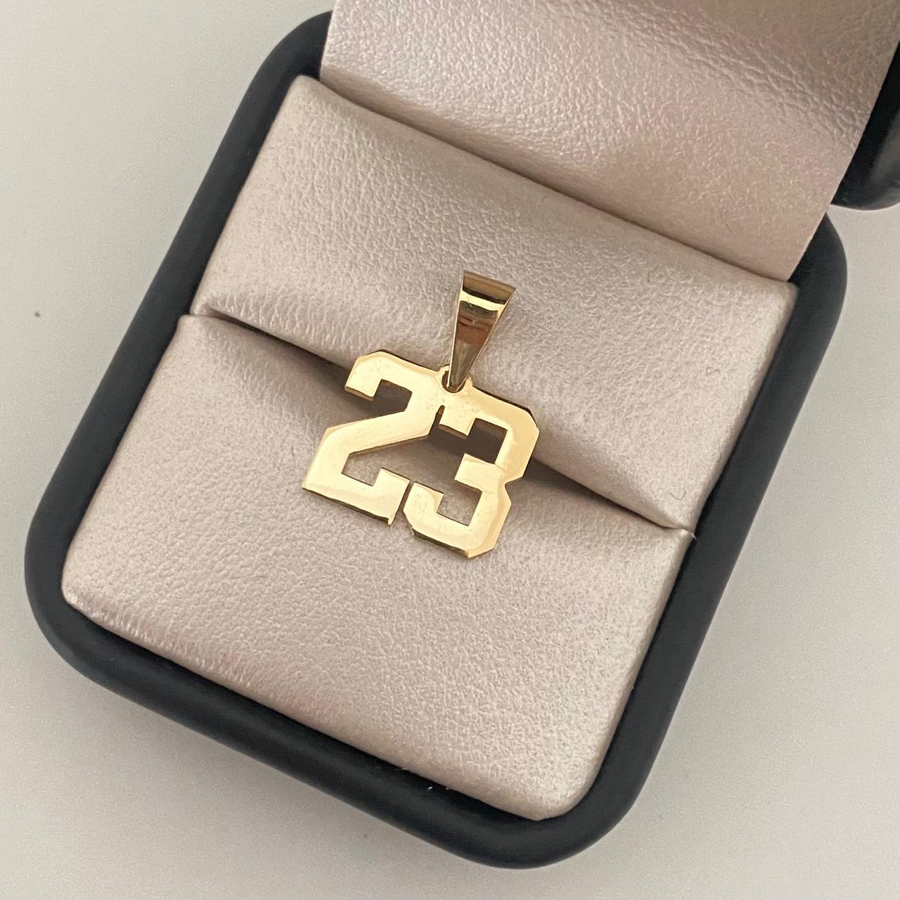 Dije 23 (POR FABRICACIÓN) Oro amarillo 18k 3,70 Gr / 1,5 Cm