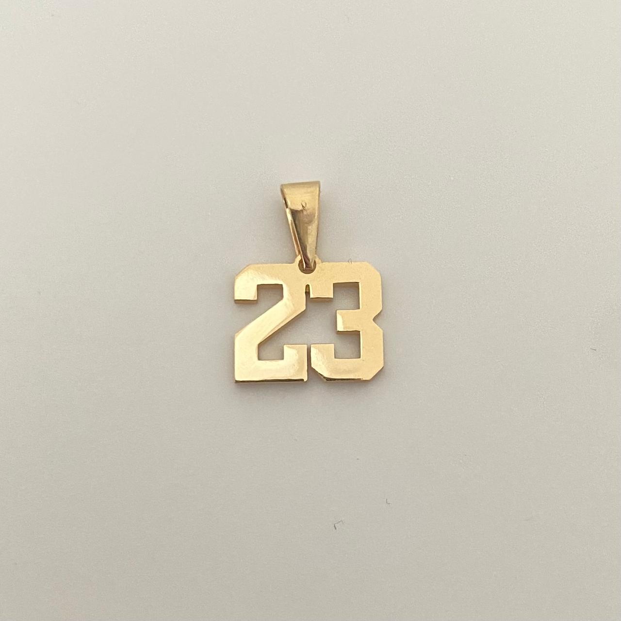 Dije 23 (POR FABRICACIÓN) Oro amarillo 18k 3,70 Gr / 1,5 Cm