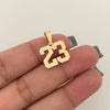 Dije 23 (POR FABRICACIÓN) Oro amarillo 18k 3,70 Gr / 1,5 Cm