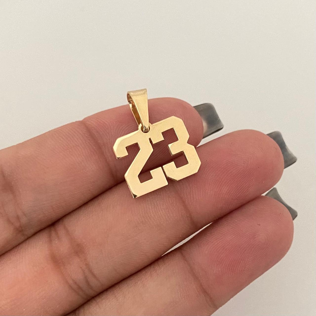 Dije 23 (POR FABRICACIÓN) Oro amarillo 18k 3,70 Gr / 1,5 Cm