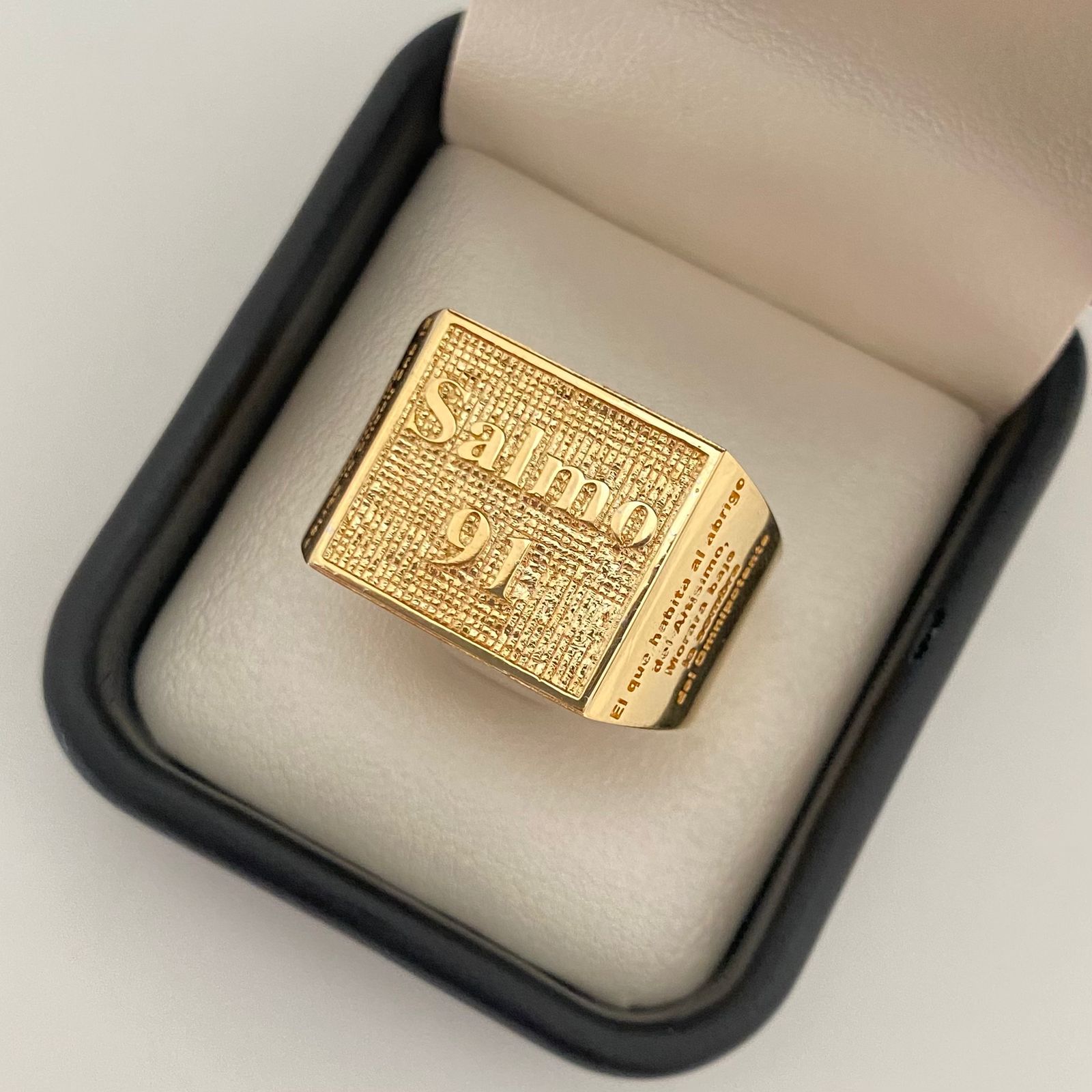 Anillo salmo 91 fondo diamantado (POR FABRICACIÓN) Oro amarillo 18k / Talla 13 1/2 / 8,70 Gr