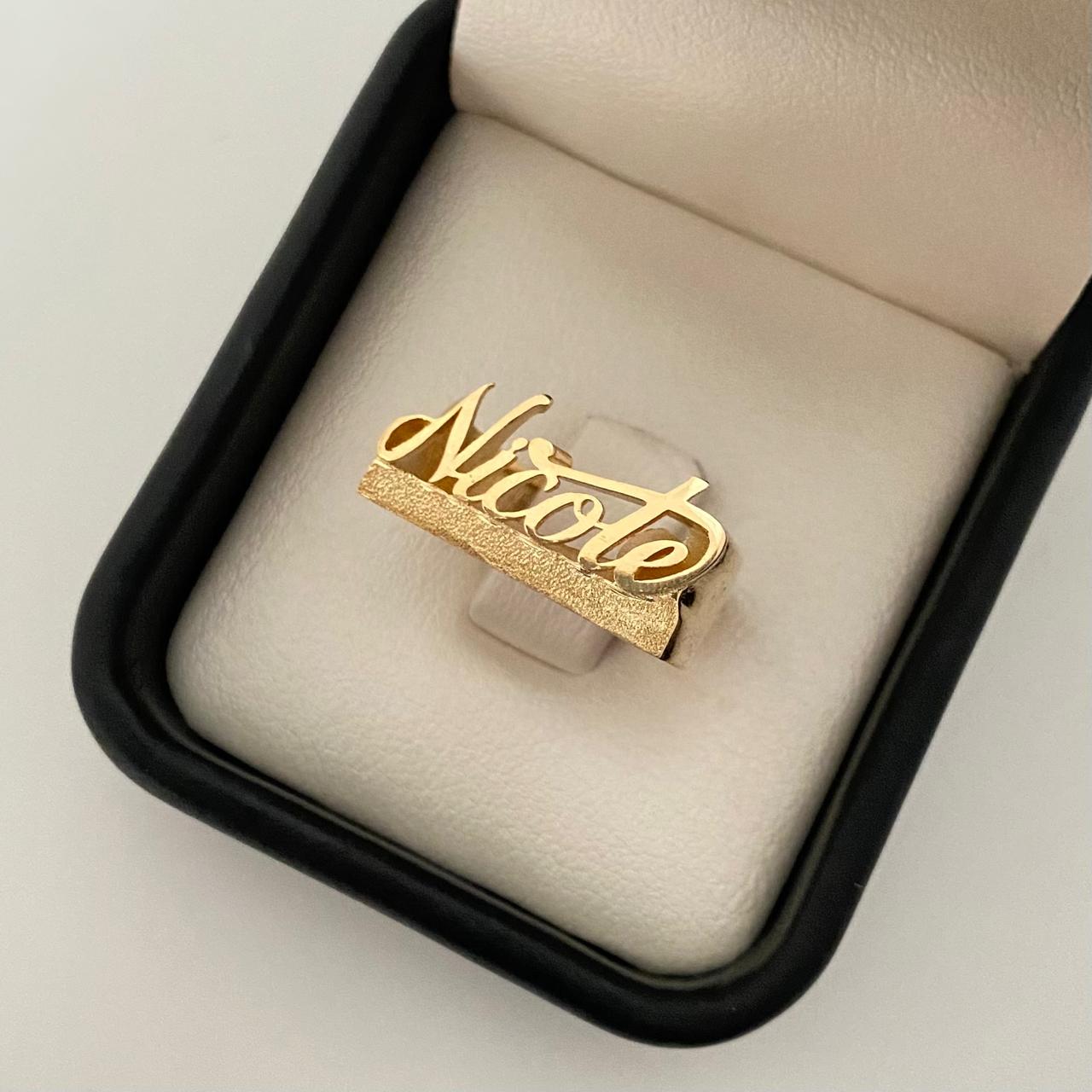 Anillo nombre Nicole (POR FABRICACIÓN) Oro amarillo 18k / Talla 7 1/2 / 5,55 Gr