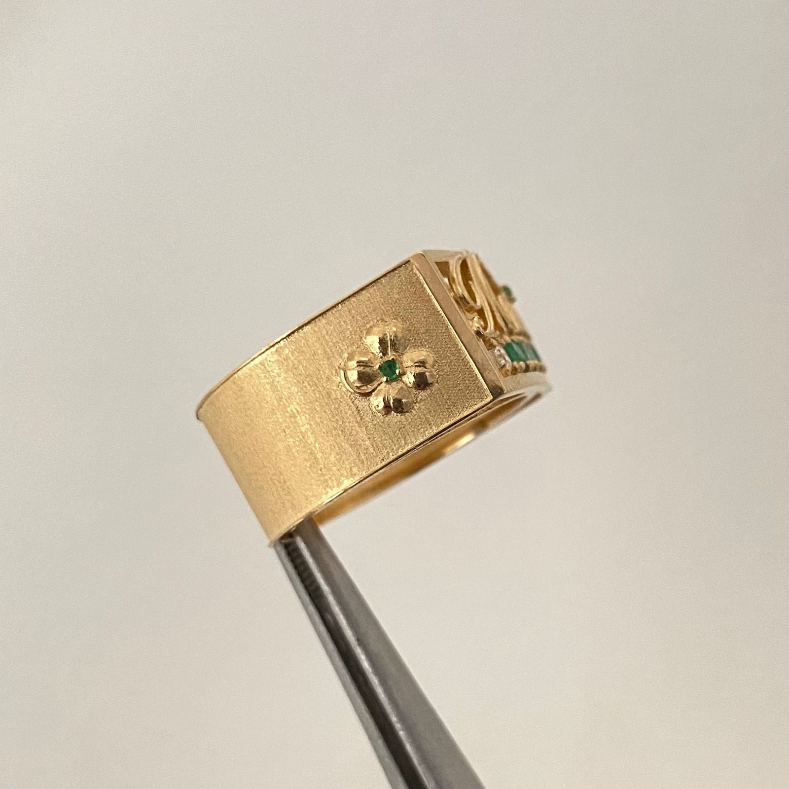 Anillo nombre Maria esmeraldas circones blancos (POR FABRICACIÓN) Oro amarillo 18k / Talla 10 / 10,45 Gr
