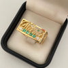 Anillo nombre Maria esmeraldas circones blancos (POR FABRICACIÓN) Oro amarillo 18k / Talla 10 / 10,45 Gr