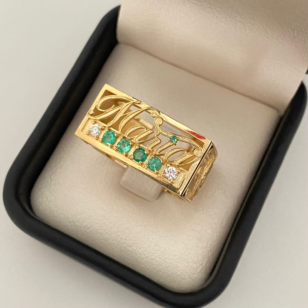 Anillo nombre Maria esmeraldas circones blancos (POR FABRICACIÓN) Oro amarillo 18k / Talla 10 / 10,45 Gr