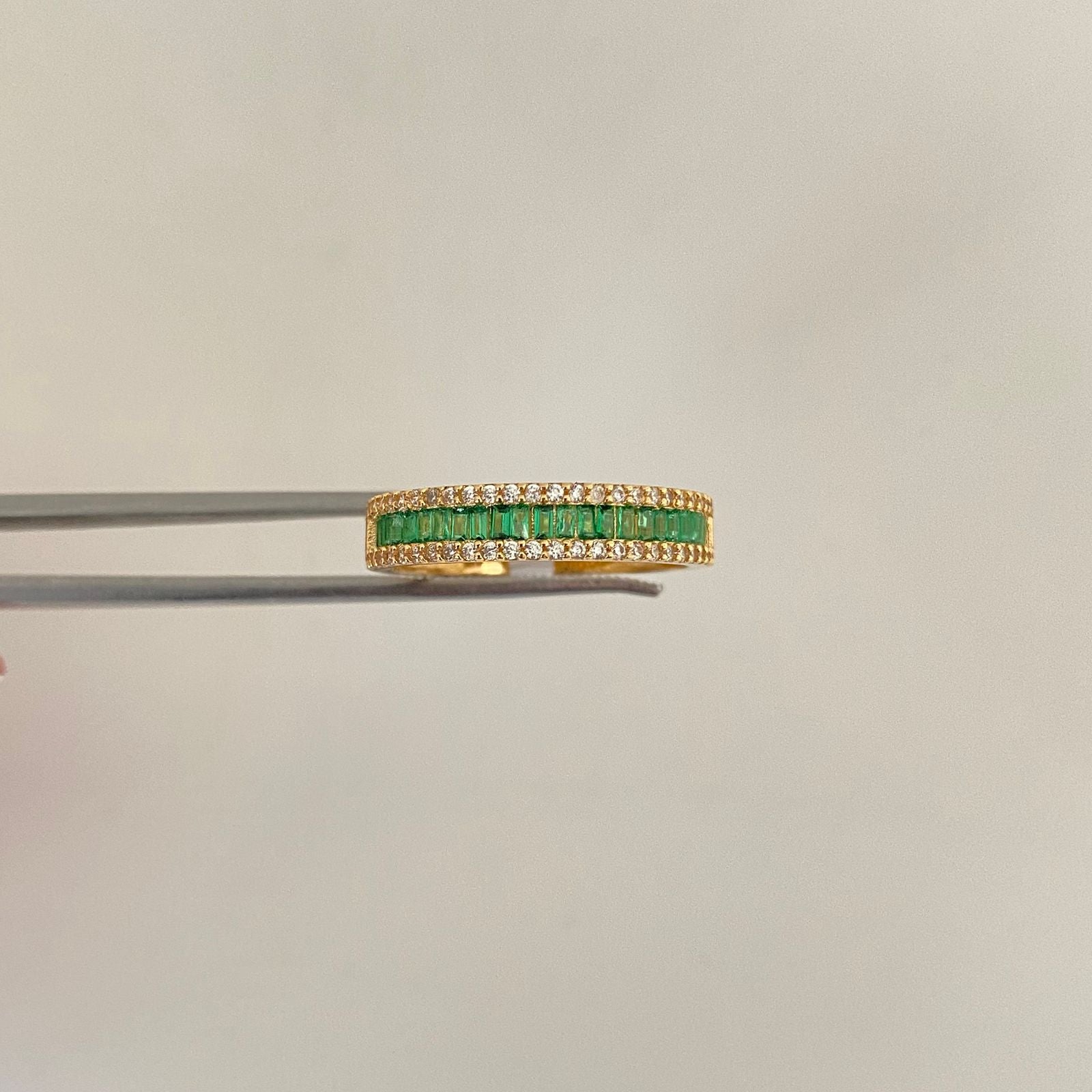 Anillo casting verde borde blanco Oro amarillo 18k / Talla 7 3/4 / 3,35 Gr