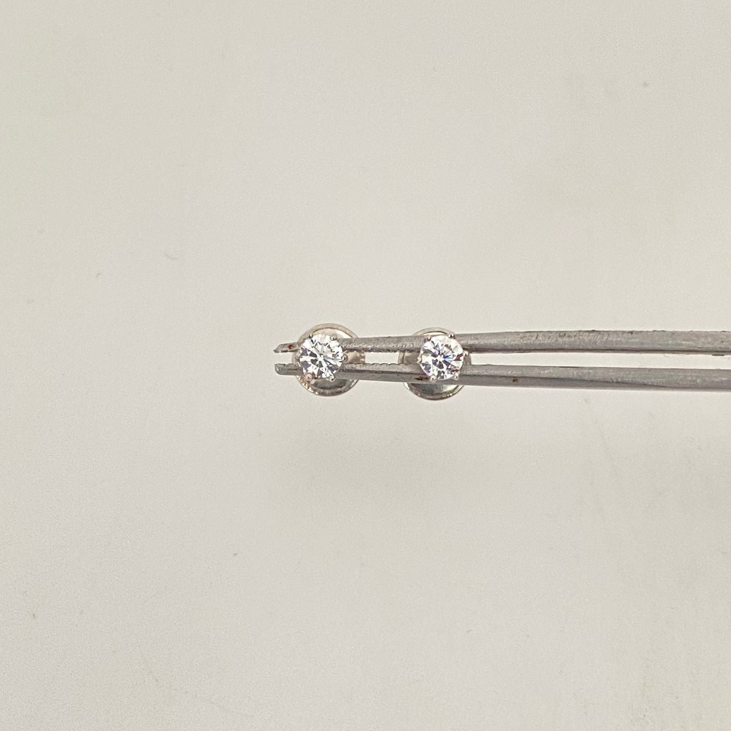 Topos circon (Joya) Oro blanco 18k 0,55 Gr / 3 mm