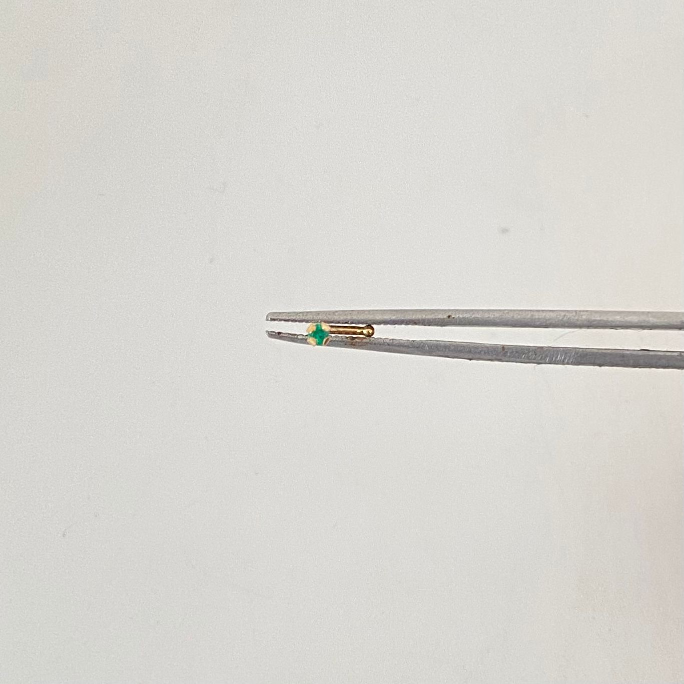 Piercing esmeralda  Oro amarillo 18k 0,15 Gr / 2,5 mm