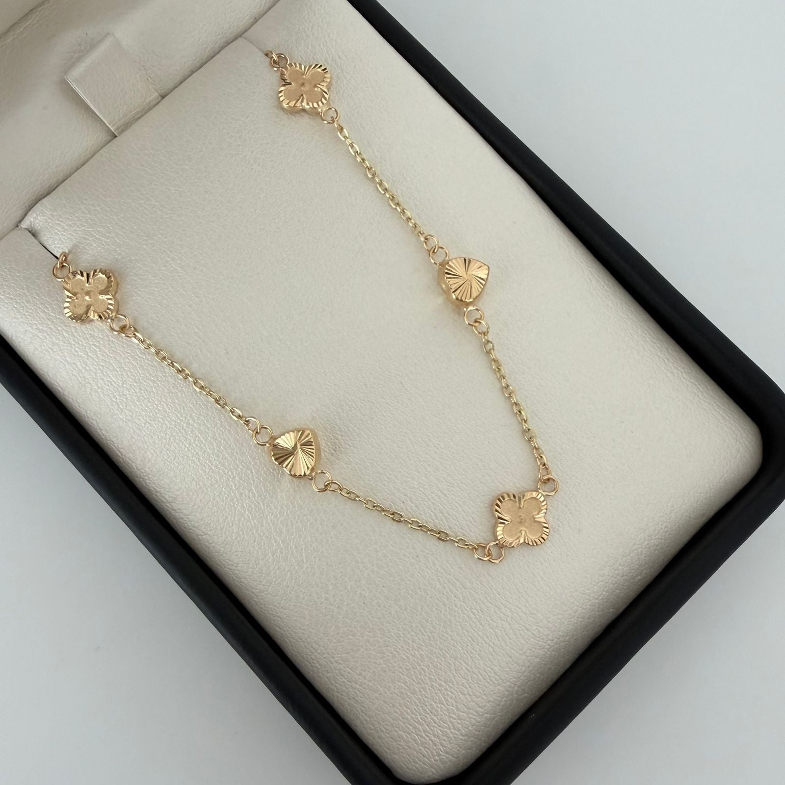 Pulso trebol mate y corazones diamantados Oro amarillo 18k 2,85 Gr / 18,5 Cm  Broche 0,40