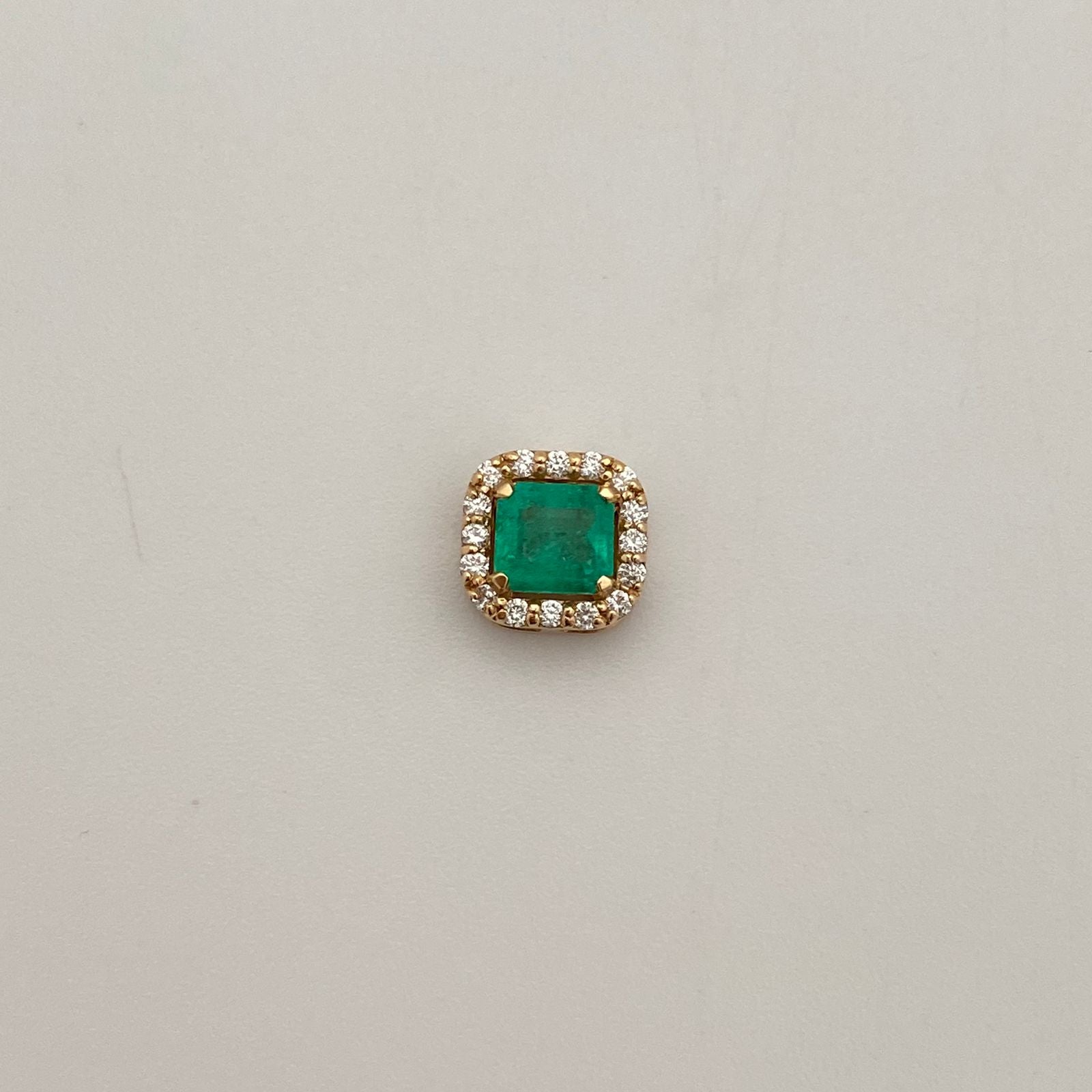 Topos y herraje con esmeralda y diamantes ( POR FABRICACION )  Oro amarillo 18k 4,75 Gr / 8,4 mm