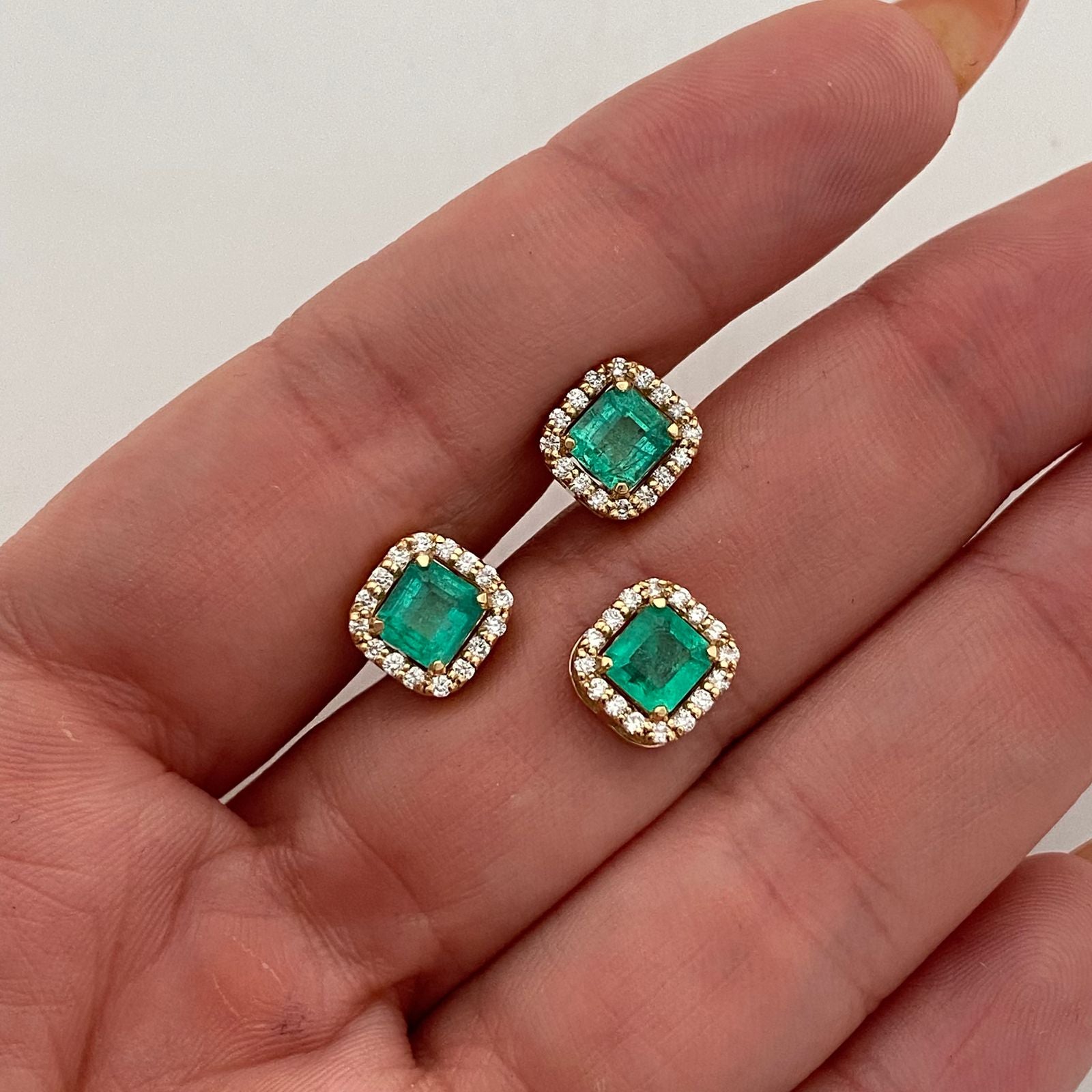 Topos y herraje con esmeralda y diamantes ( POR FABRICACION )  Oro amarillo 18k 4,75 Gr / 8,4 mm