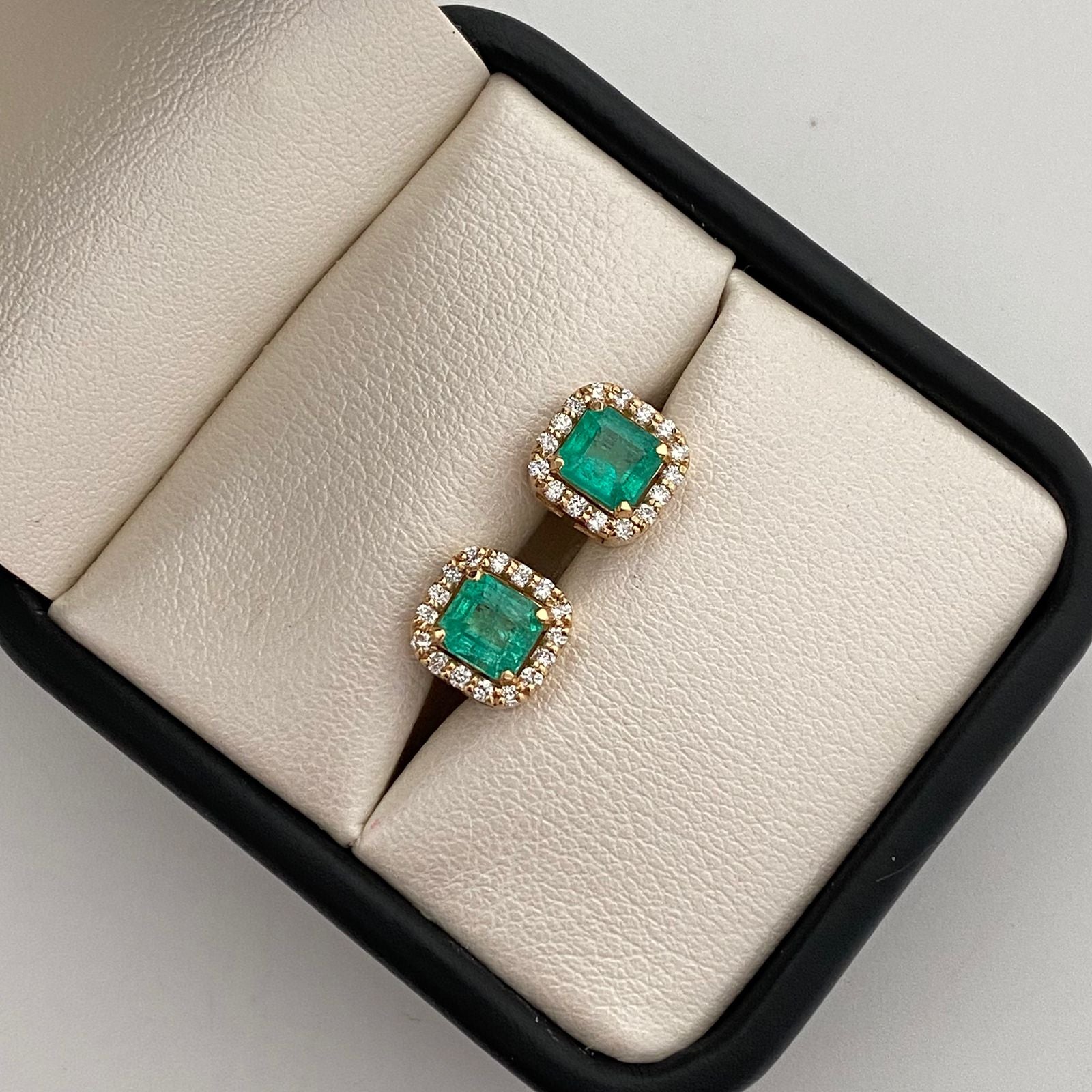 Topos y herraje con esmeralda y diamantes ( POR FABRICACION )  Oro amarillo 18k 4,75 Gr / 8,4 mm