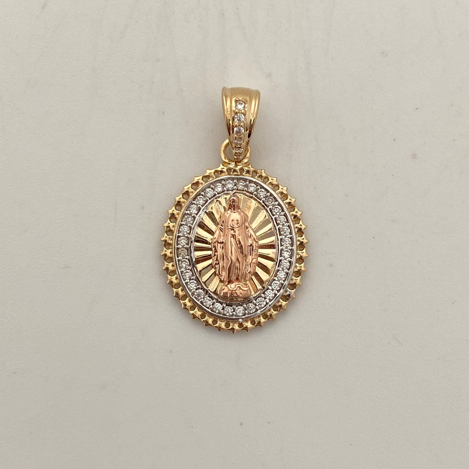 Dije virgen milagrosa con diamantado y circones blancos  Oro amarillo 18k 3,1 Gr / 15,42 mm / 2,4 Cm