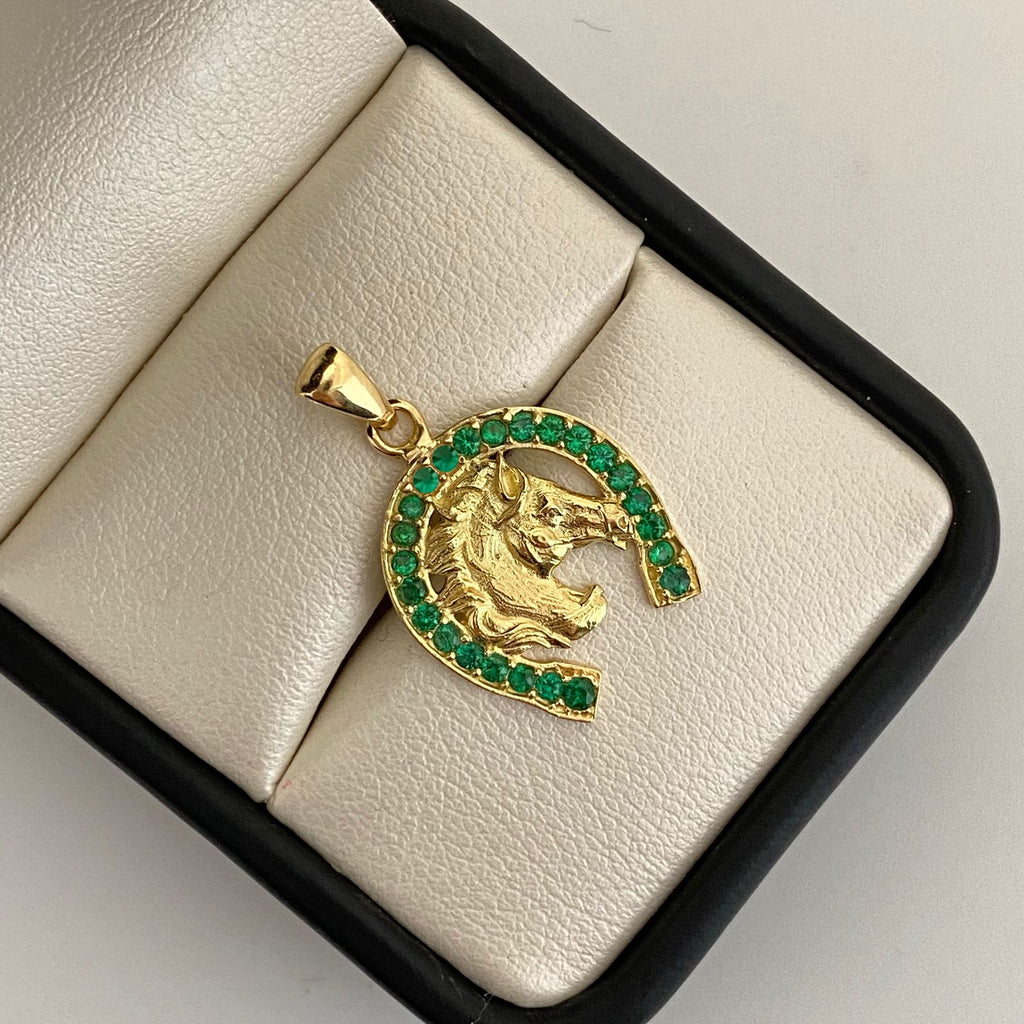 Dije herradura con caballo y circones verdes  Oro amarillo 18k 3,45 Gr / 2,6 Cm