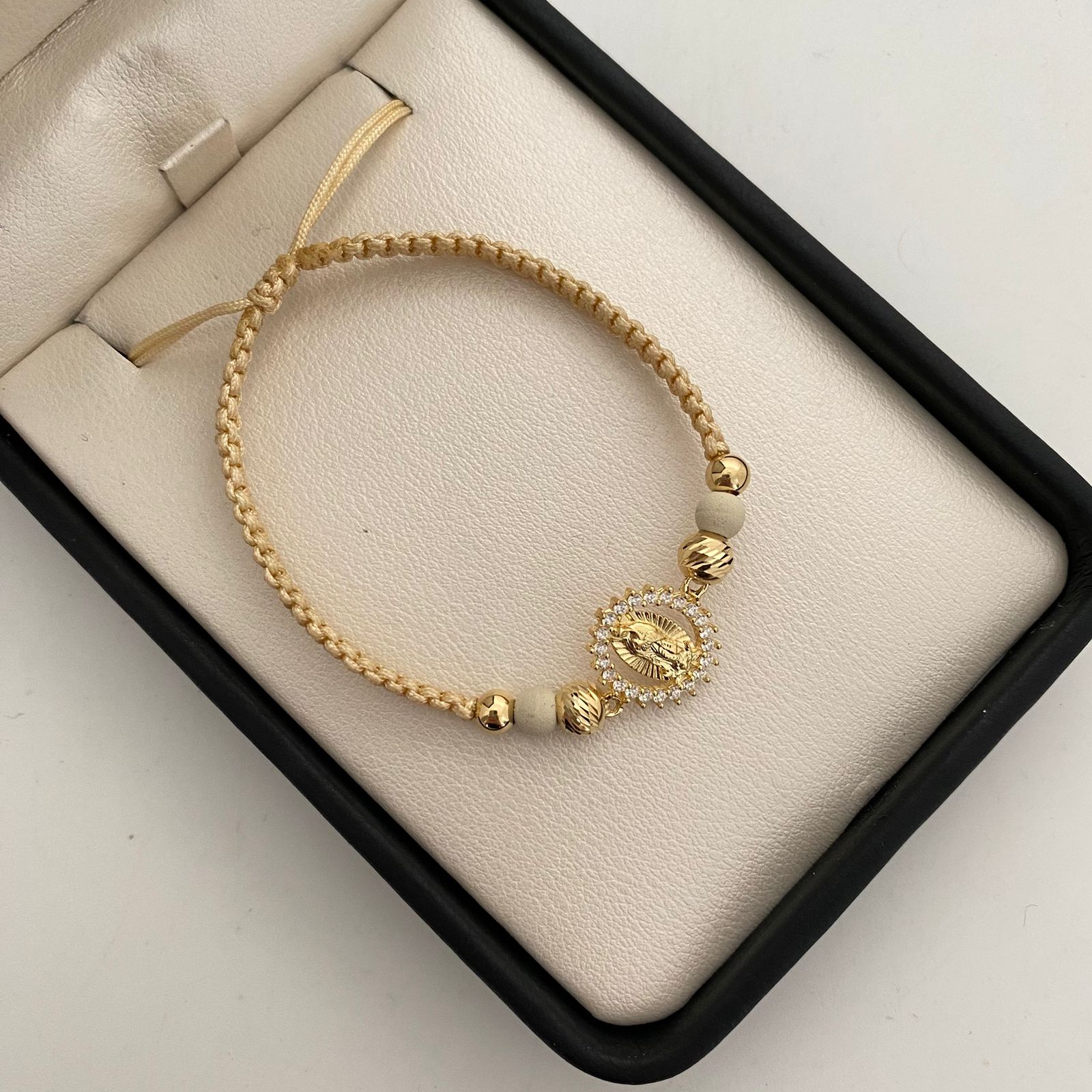 Pulsera tejida con herraje virgen de guadalupe y balines diamantados 5mm y lisos 4mm Oro amarillo 18k 1,7 Gr