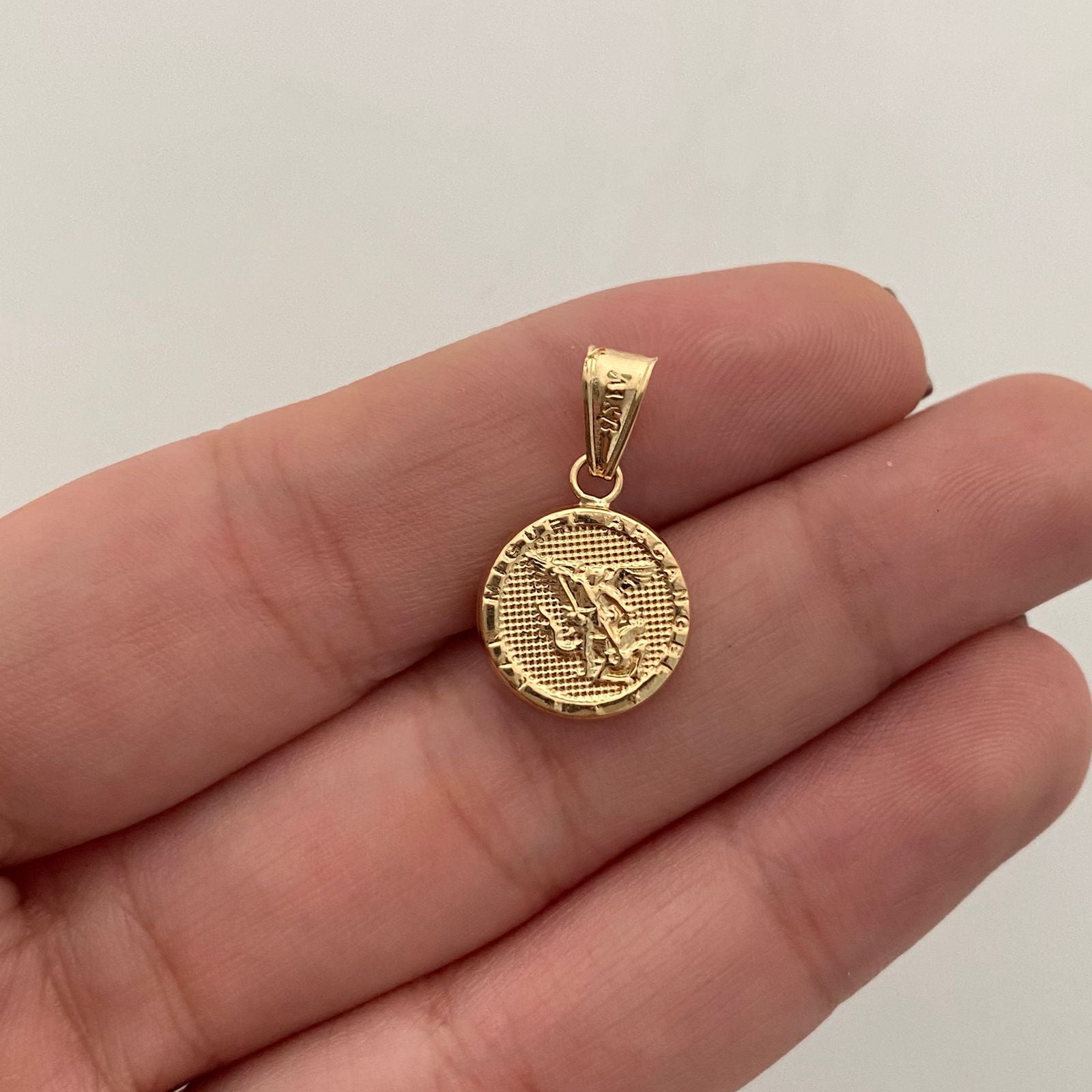 Dije San miguel redondo Oro amarillo 18k 0,8 Gr / 12,3 mm / 2 Cm