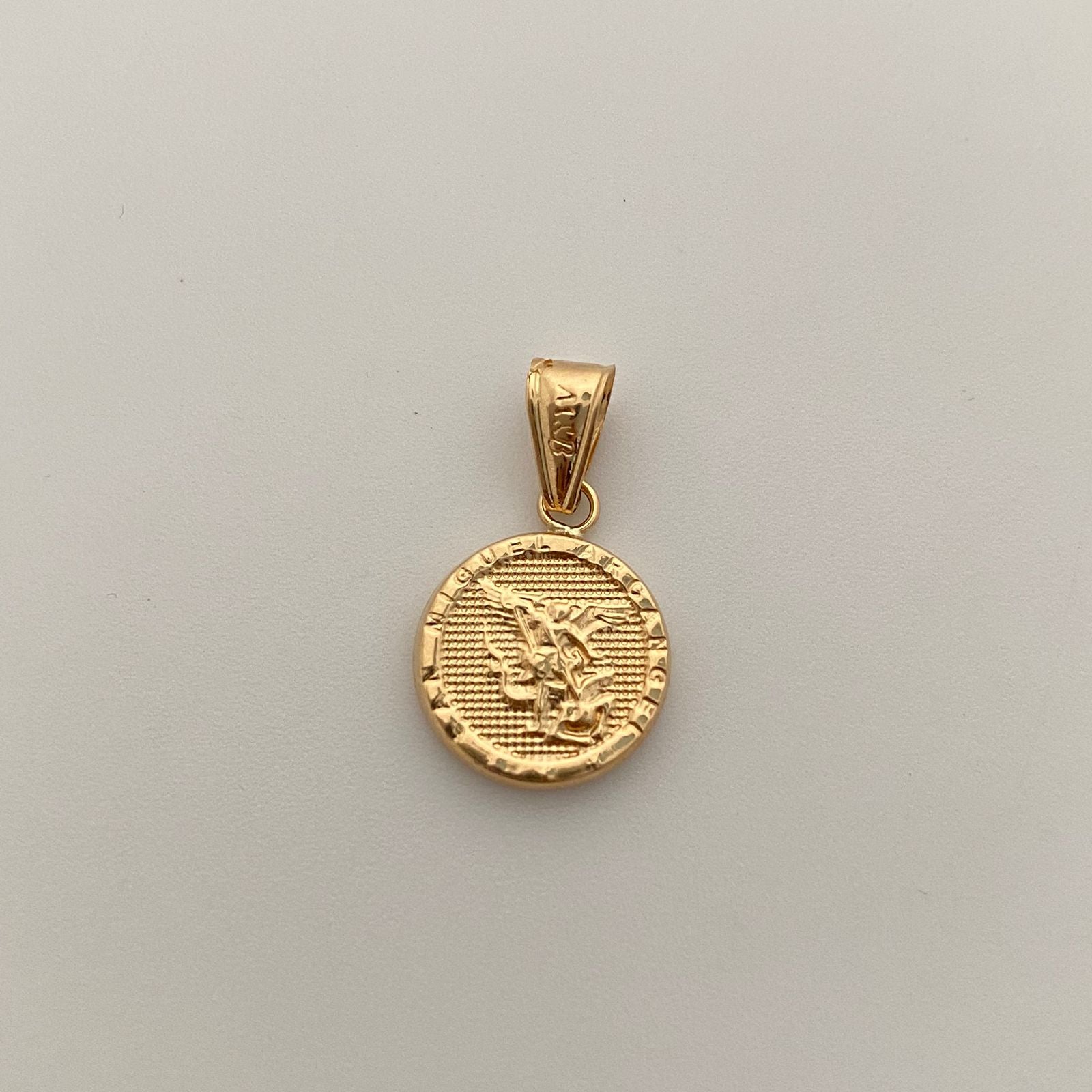 Dije San miguel redondo Oro amarillo 18k 0,8 Gr / 12,3 mm / 2 Cm