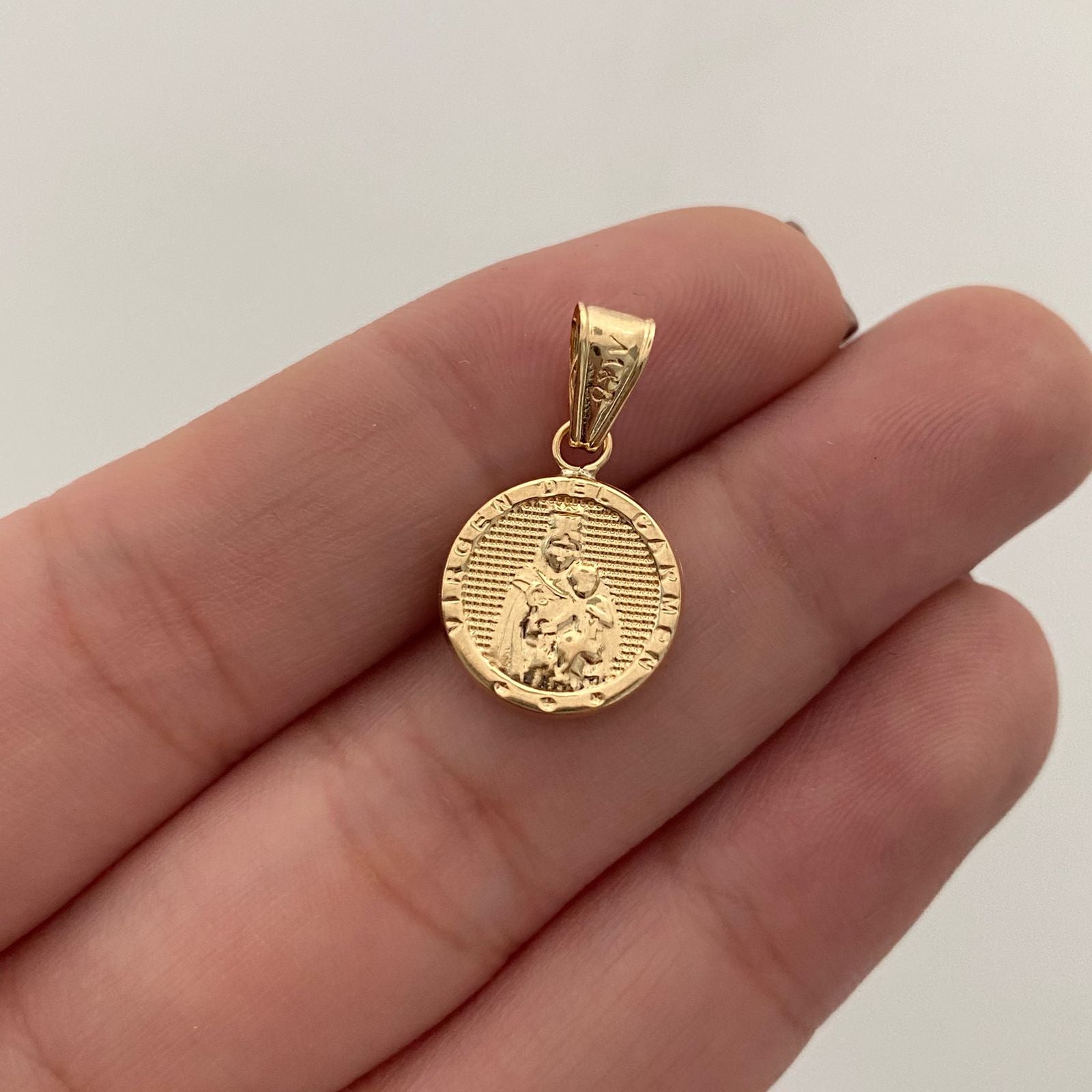 Dije Virgen Del Carmen redonda Oro amarillo 18k 0,85 Gr / 12,3 mm / 2 Cm