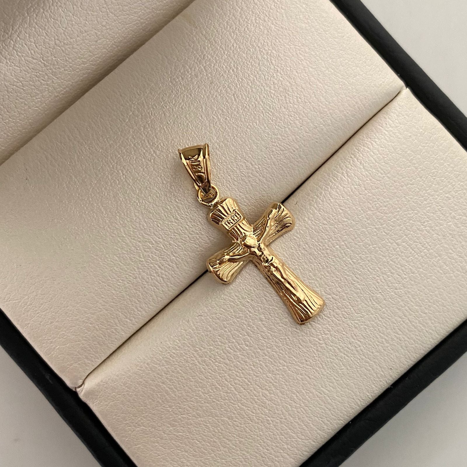 Dije Cruz Cristo Oro amarillo 18k 0,8 Gr / 13,3 mm / 3 Cm