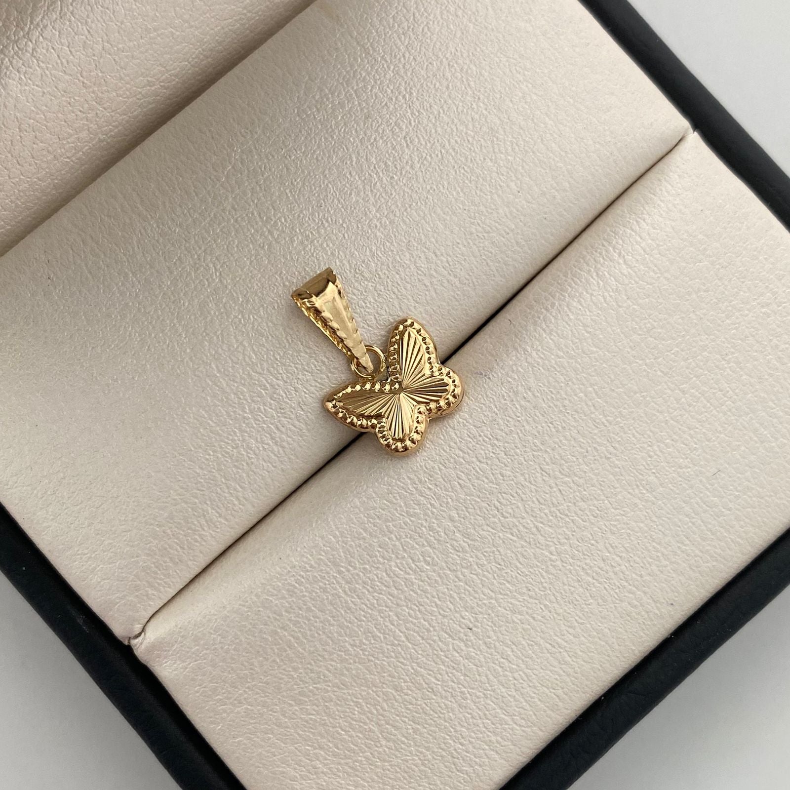 Dije Mariposa Diamantada Oro amarillo 18k 0,45 Gr / 9,9 mm / 1,5 Cm
