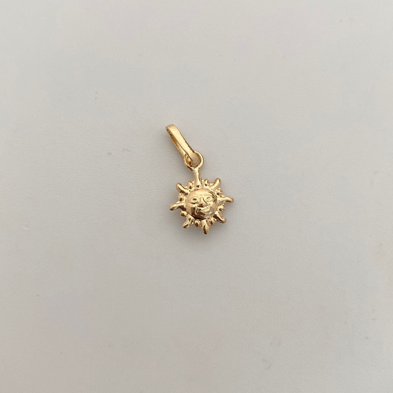 Dije Sol Oro amarillo 18k 0,45 Gr / 9,2 mm / 1,5 Cm