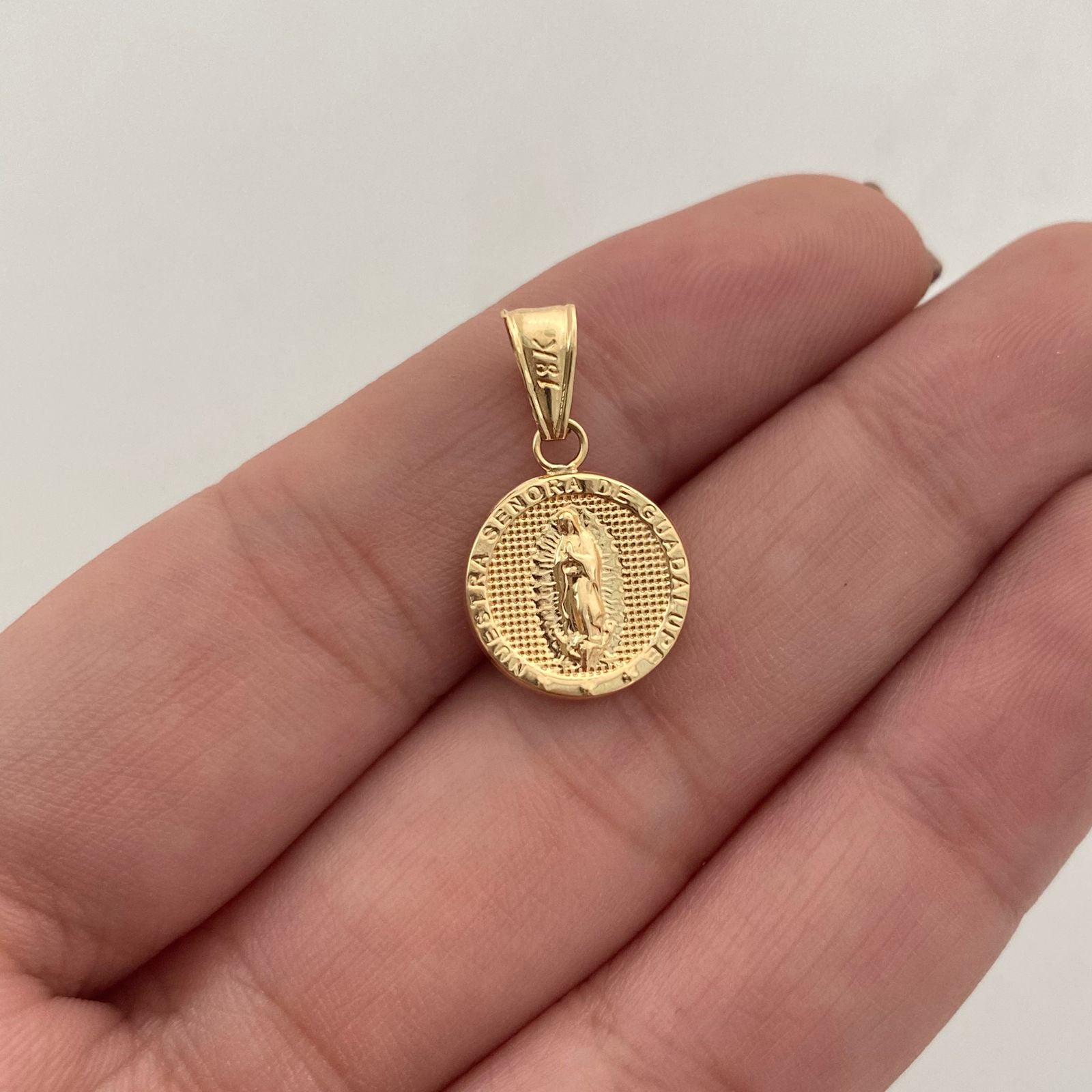 Dije Virgen de Guadalupe redonda Oro amarillo 18k 0,85 Gr / 12,3 mm / 2 Cm