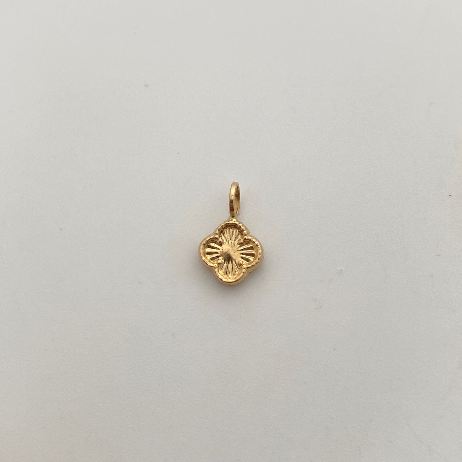 Dije Trebol Diamantado Oro amarillo 18k 0,4 Gr / 8,3 mm / 1,3 Cm