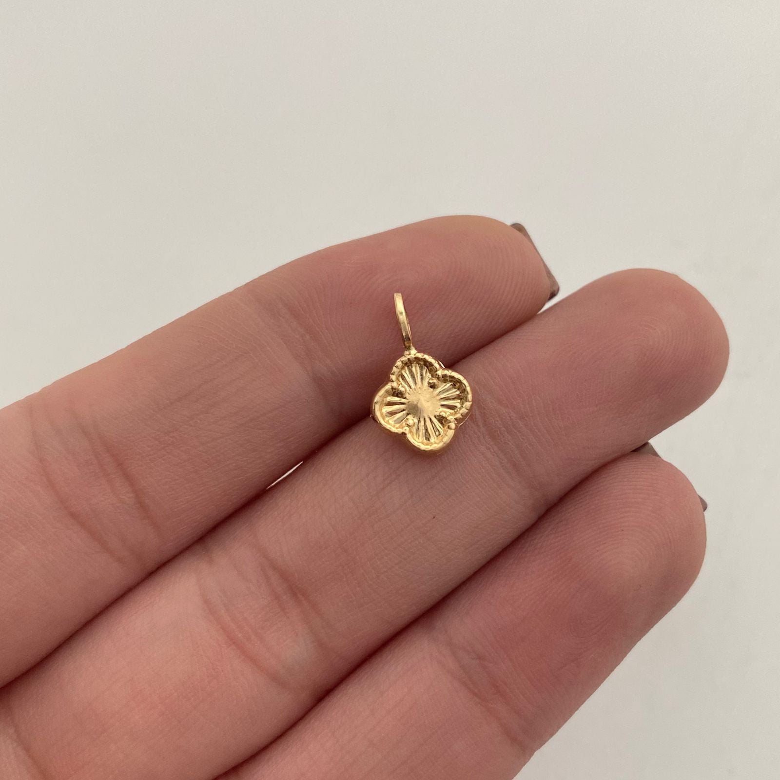 Dije Trebol Diamantado Oro amarillo 18k 0,4 Gr / 8,3 mm / 1,3 Cm