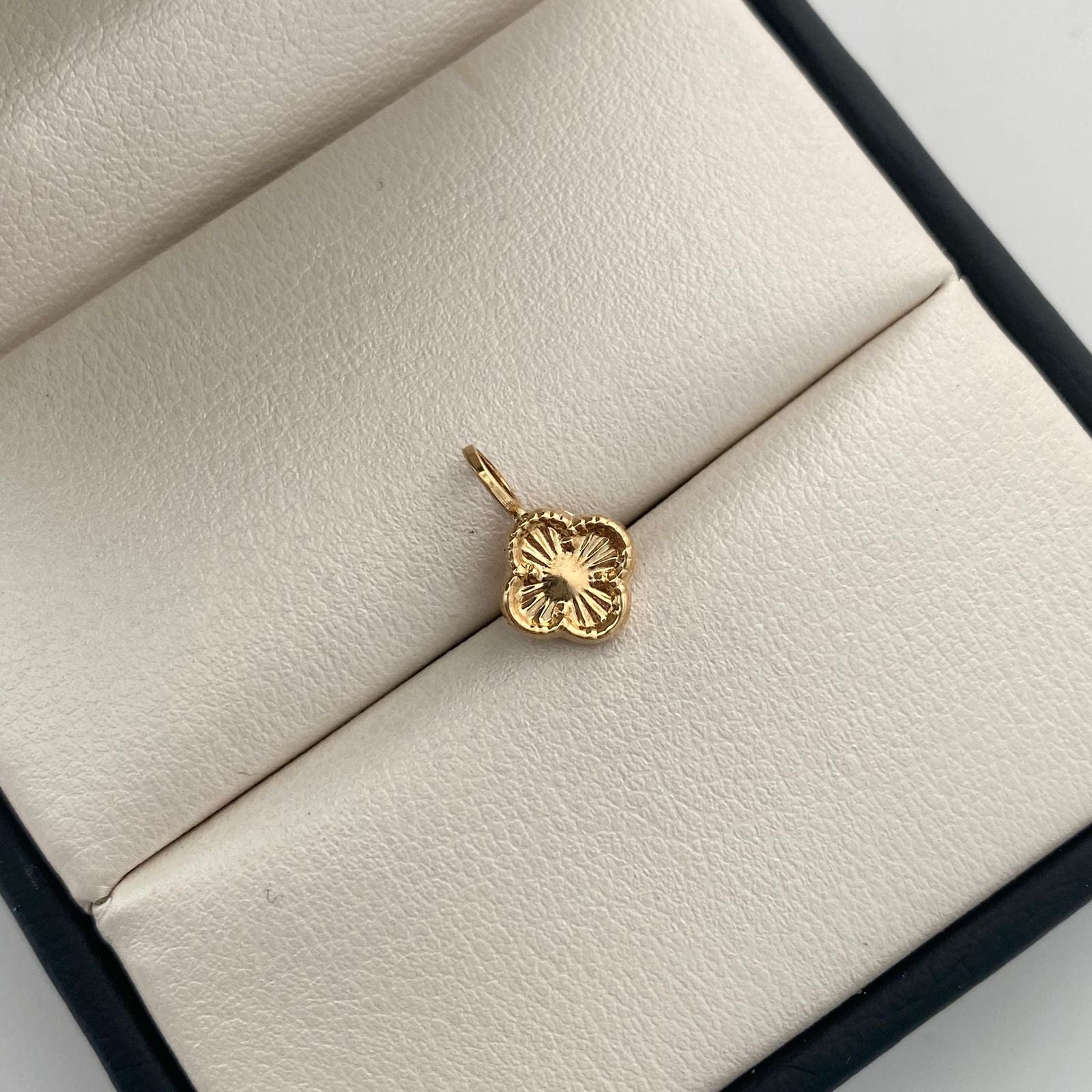 Dije Trebol Diamantado Oro amarillo 18k 0,4 Gr / 8,3 mm / 1,3 Cm