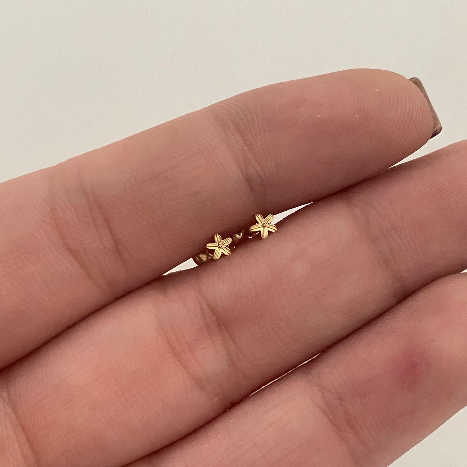 Topos Mini Florecita Oro amarillo 18k 0,4 Gr / 3,3 mm