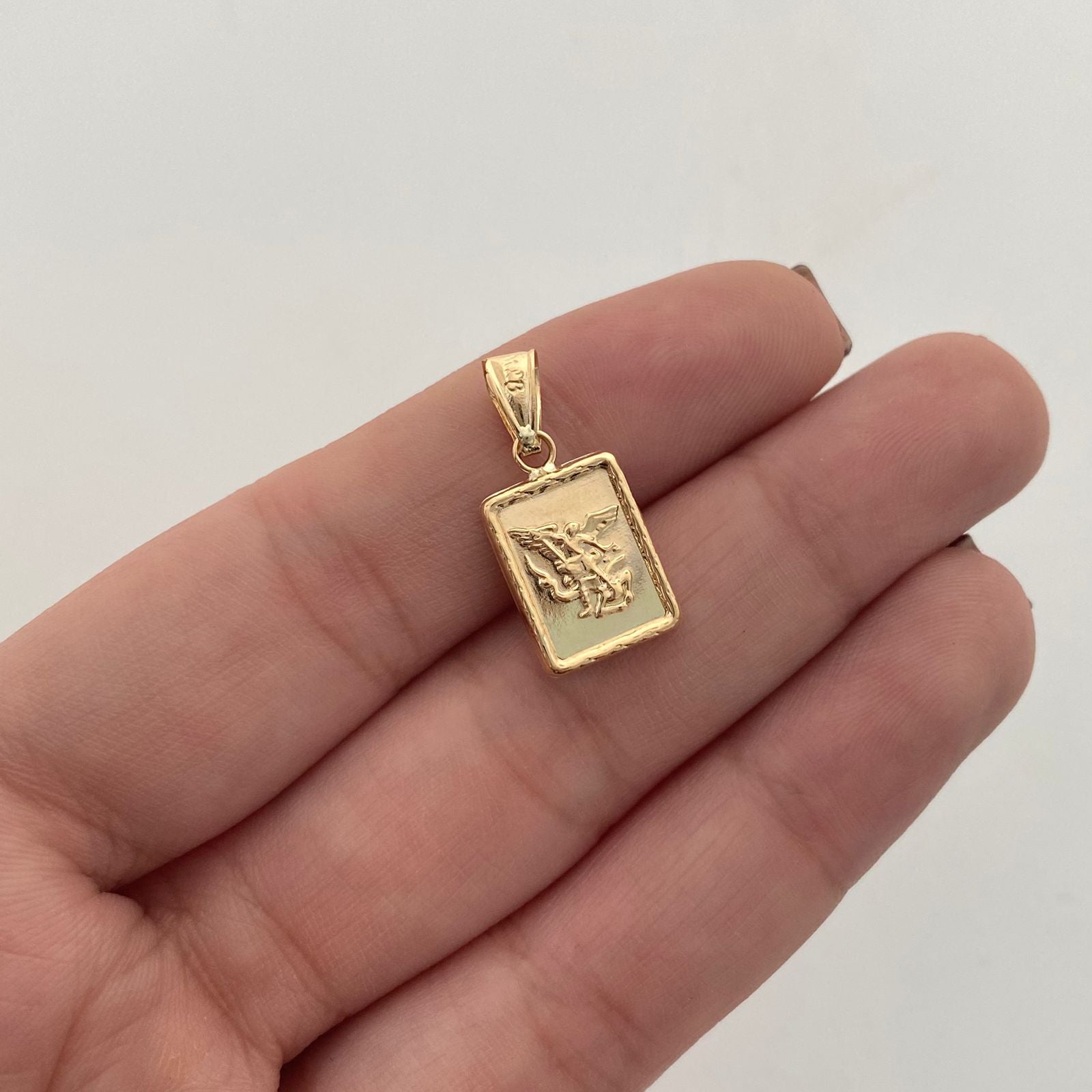 Dije Placa San Miguel Arcangel Oro amarillo 18k 0,95 Gr / 10,3 mm / 2,1 Cm