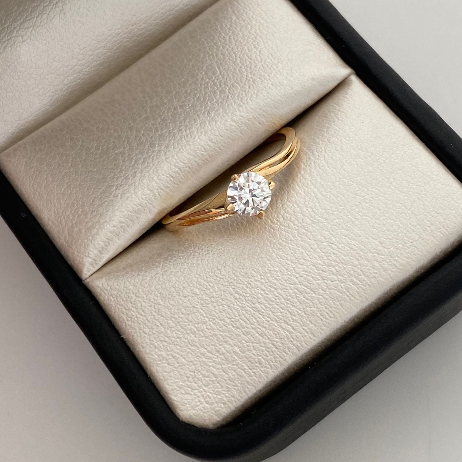 Anillo Solitario Oro amarillo 18k / Talla 7 1/2 / 2 Gr / 2 mm