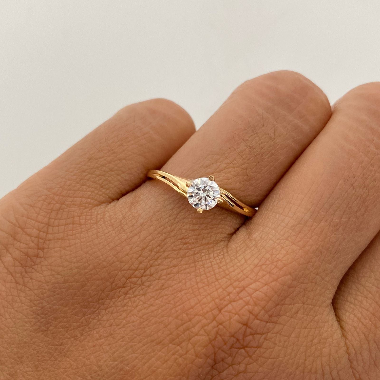 Anillo Solitario Oro amarillo 18k / Talla 7 1/2 / 2 Gr / 2 mm