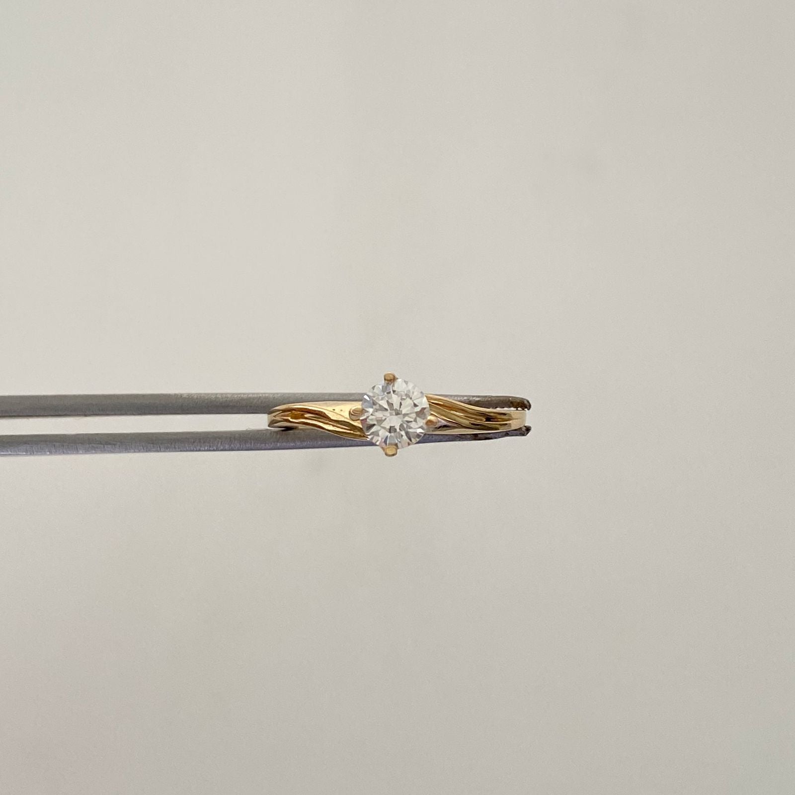 Anillo Solitario Oro amarillo 18k / Talla 7 1/2 / 2 Gr / 2 mm