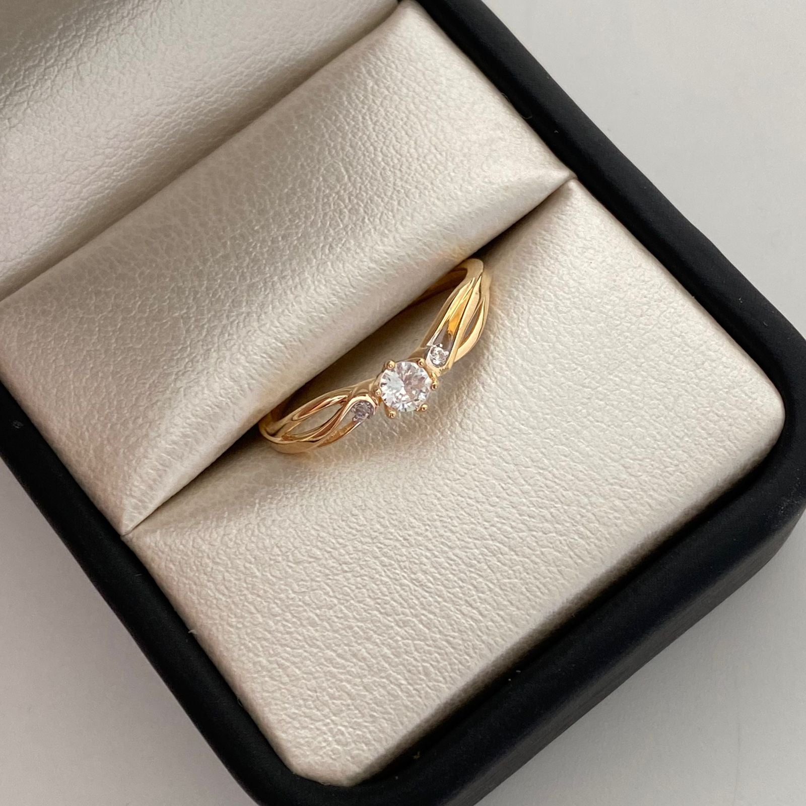 Anillo Solitario Oro amarillo 18k / Talla 8 / 1,75 Gr / 3,6 mm