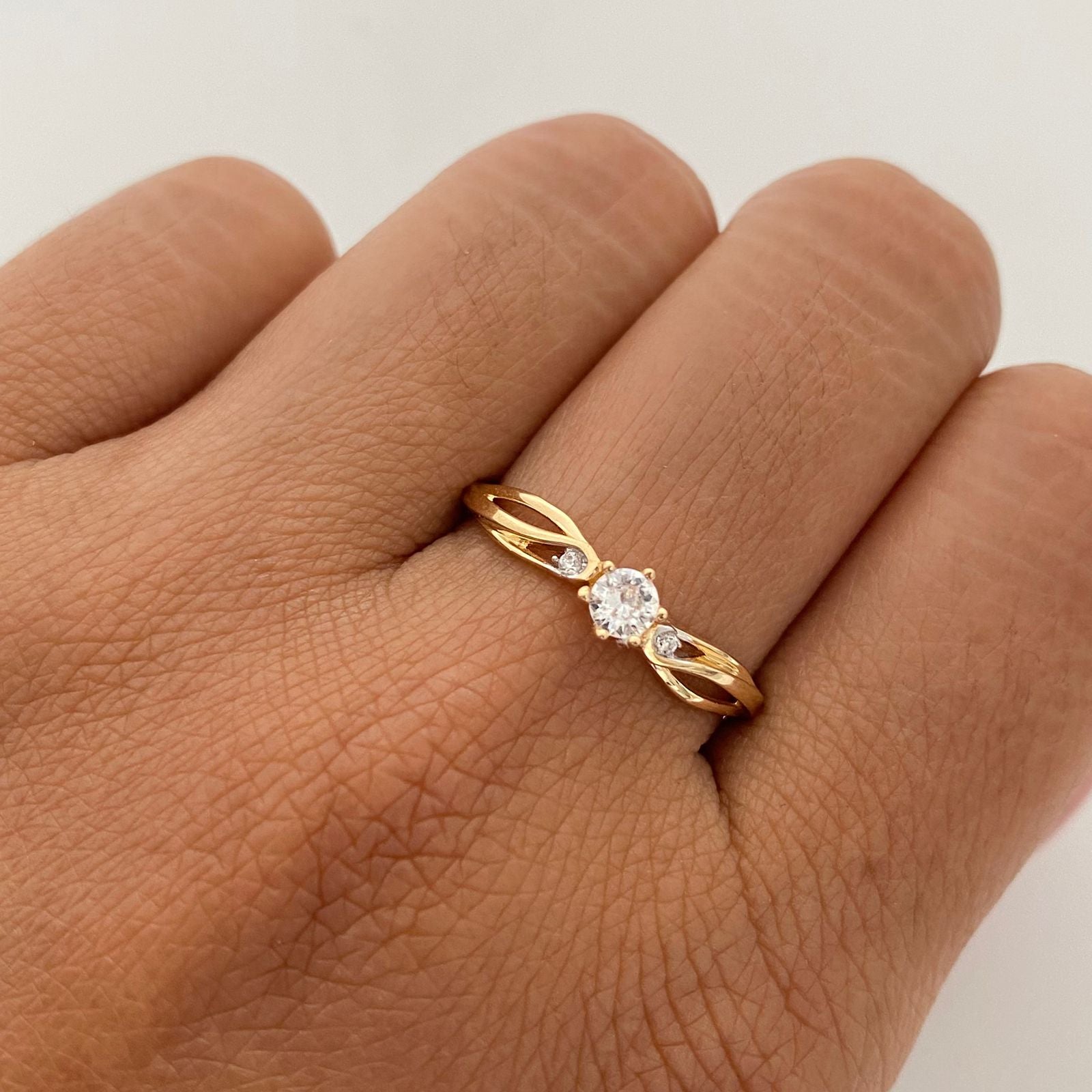 Anillo Solitario Oro amarillo 18k / Talla 8 / 1,75 Gr / 3,6 mm