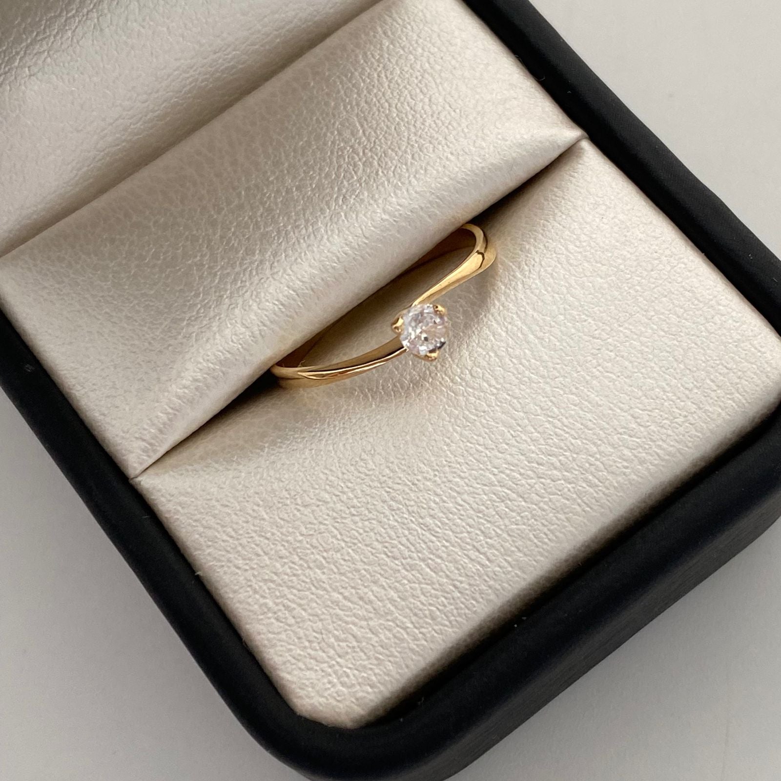Anillo Solitario Oro amarillo 18k / Talla 8 / 1,15 Gr / 2 mm