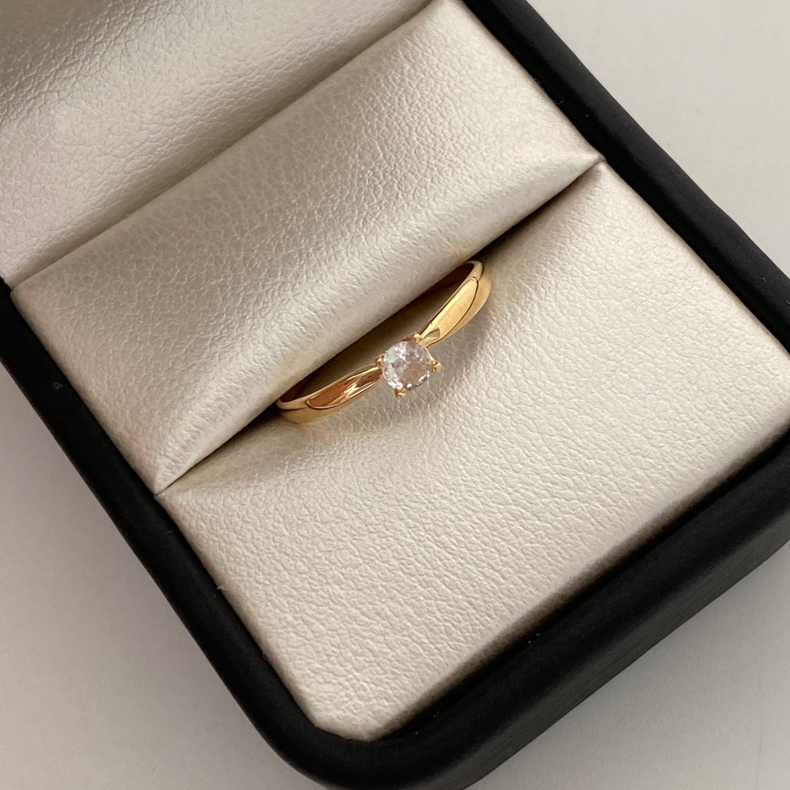 Anillo Solitario Oro amarillo 18k / Talla 8 / 1,1 Gr / 2,3 mm