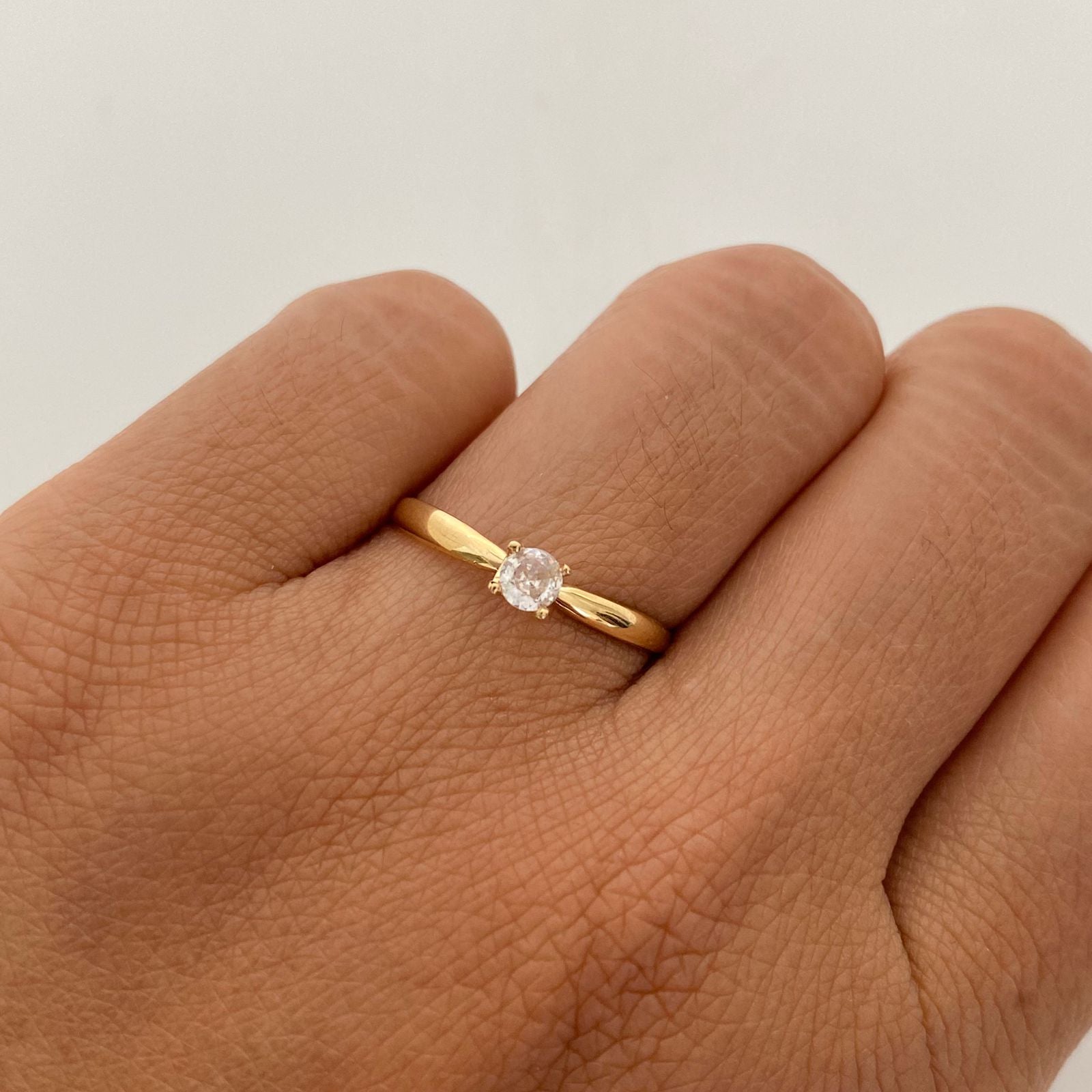 Anillo Solitario Oro amarillo 18k / Talla 8 / 1,1 Gr / 2,3 mm