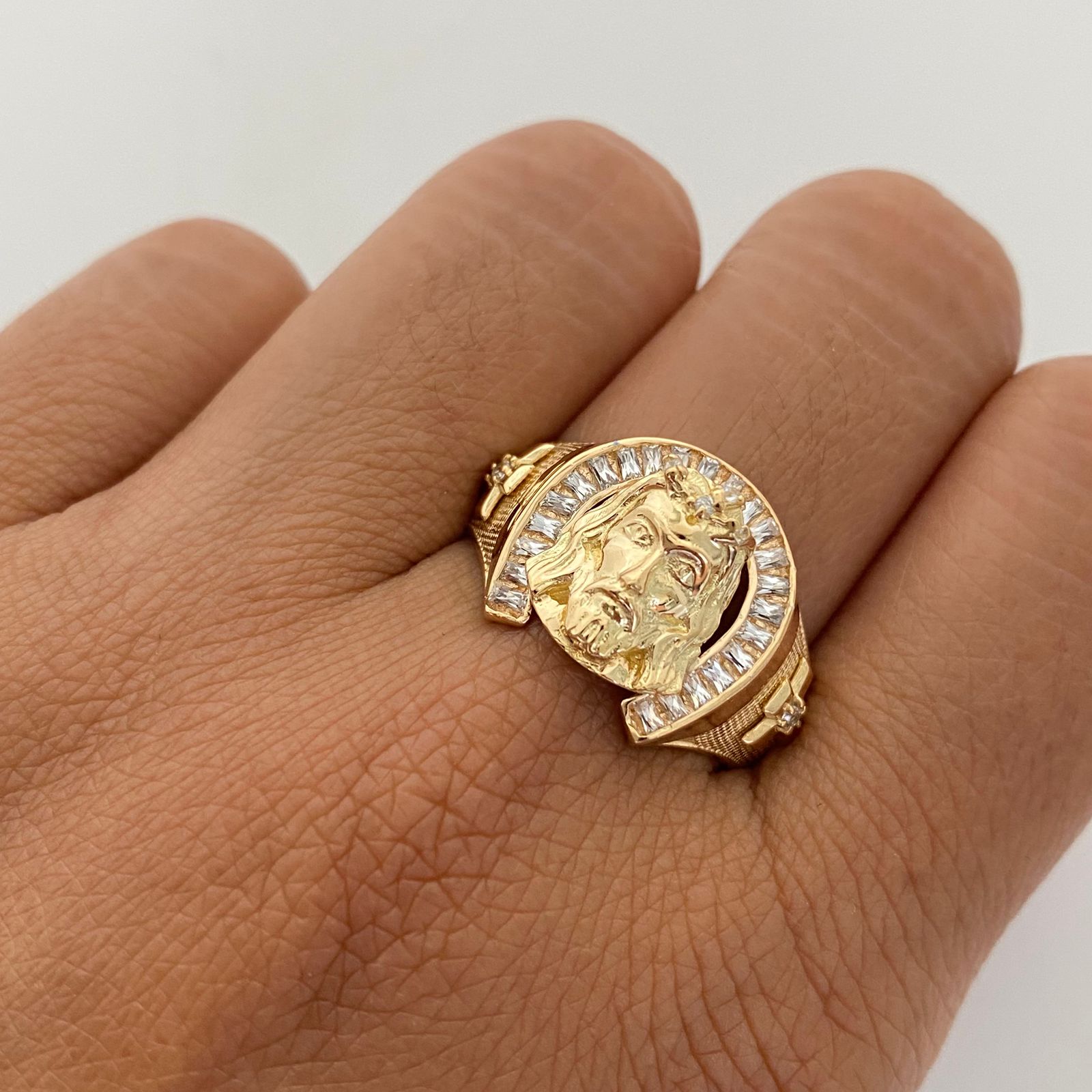 Anillo Herradura Rostro de Jesus Oro amarillo 18k / Talla 10 / 6,35 Gr / 6 mm