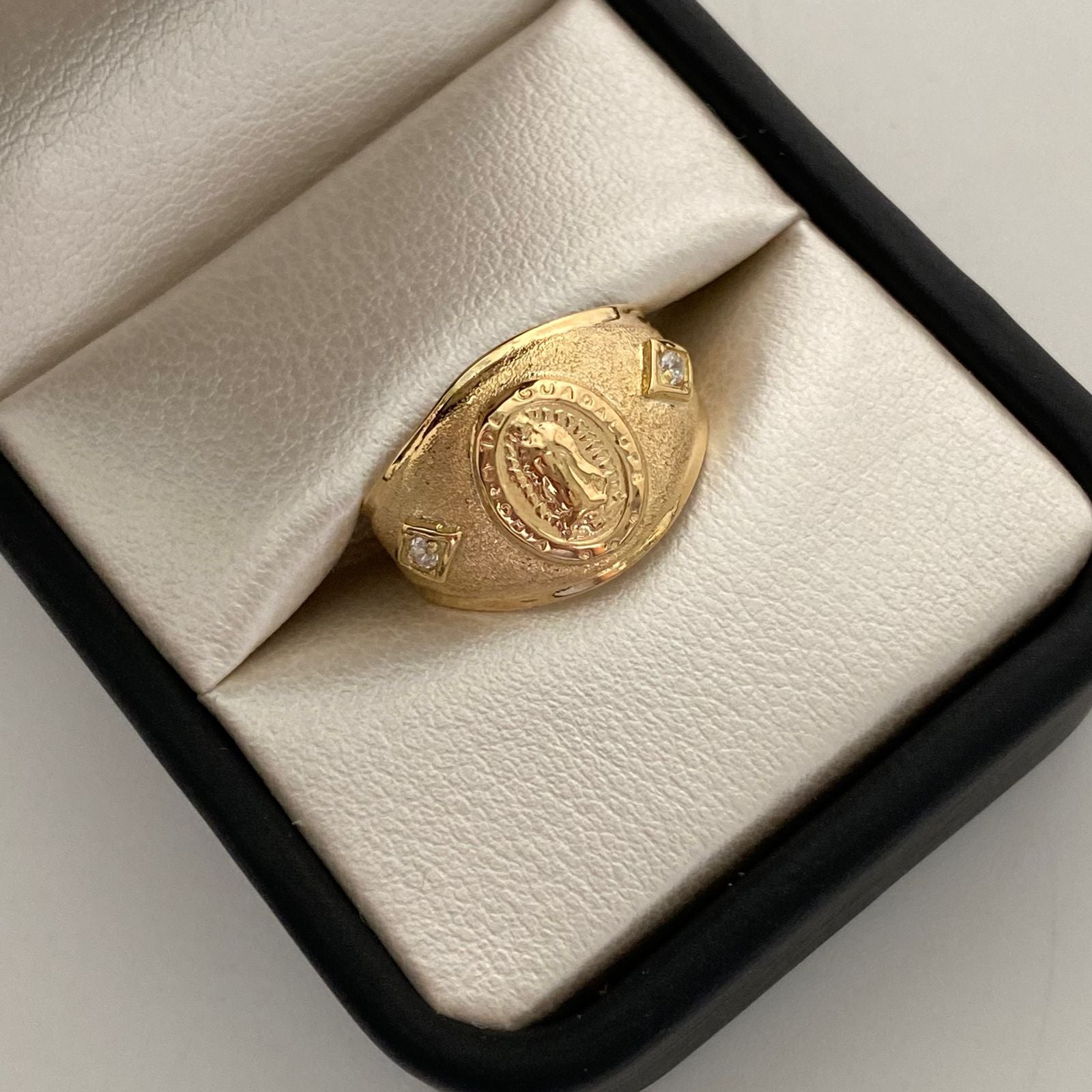 Anillo Virgen de Guadalupe Casting Oro amarillo 18k / Talla 7 1/2 / 3,05 Gr / 5,2 mm