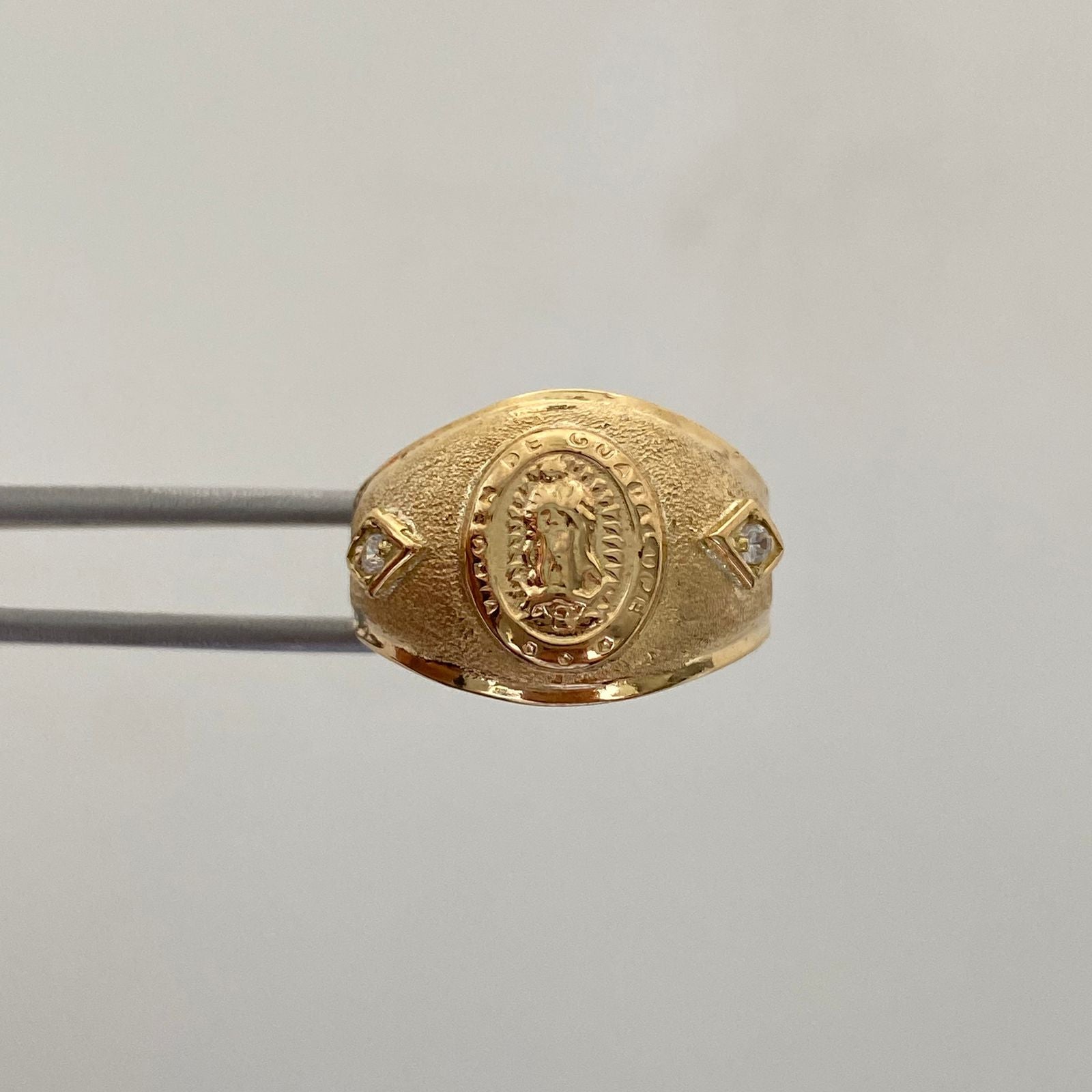 Anillo Virgen de Guadalupe Casting Oro amarillo 18k / Talla 7 1/2 / 3,05 Gr / 5,2 mm