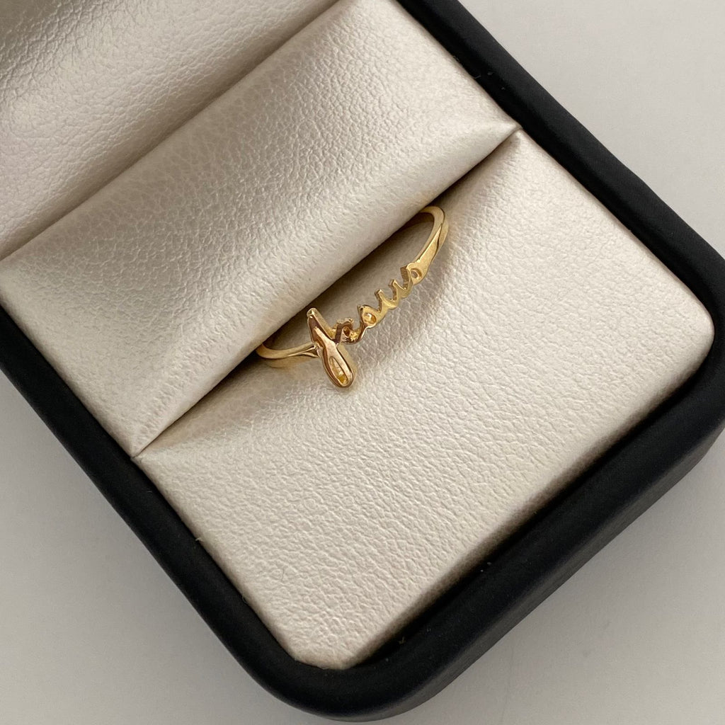 Anillo Jesus Letra Cursiva Oro amarillo 18k / Talla 7 1/2 / 1,5 Gr / 1,4 mm