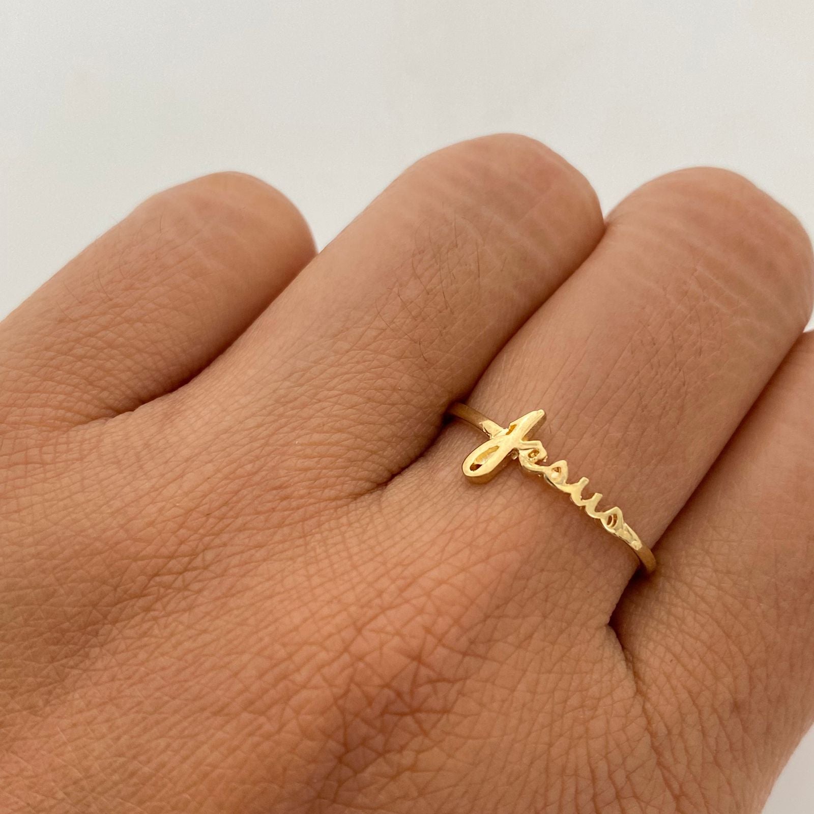 Anillo Jesus Letra Cursiva Oro amarillo 18k / Talla 7 1/2 / 1,5 Gr / 1,4 mm