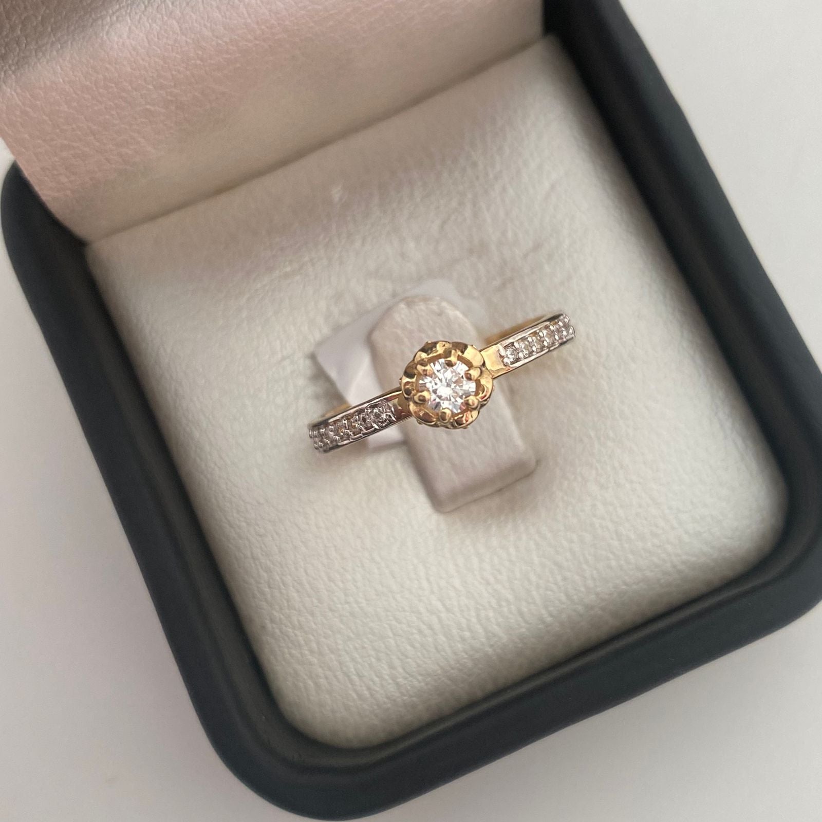 Anillo Solitario Flor Oro amarillo y Oro blanco 18k / Talla 7 1/2 / 3,15 Gr / 3 mm