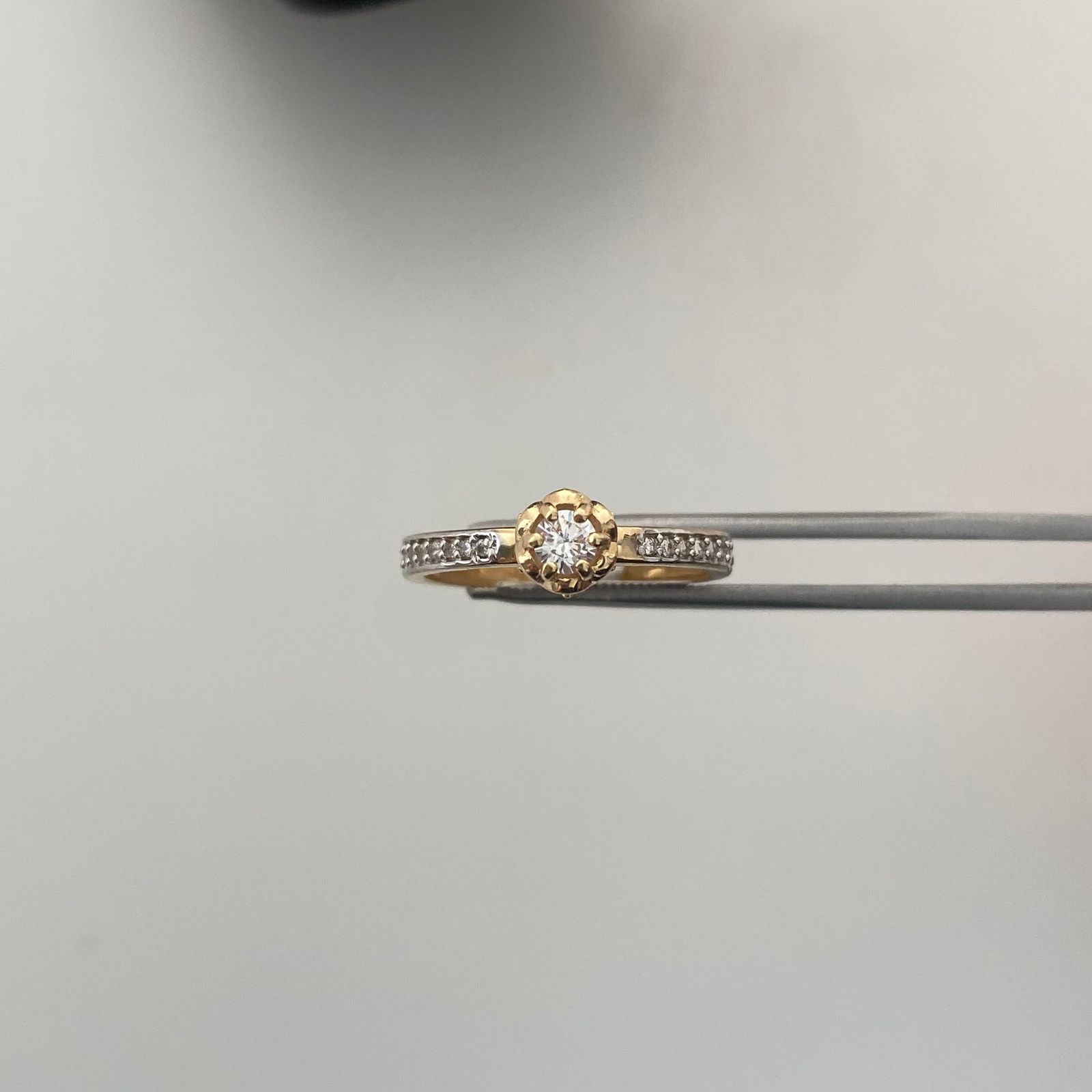 Anillo Solitario Flor Oro amarillo y Oro blanco 18k / Talla 7 1/2 / 3,15 Gr / 3 mm