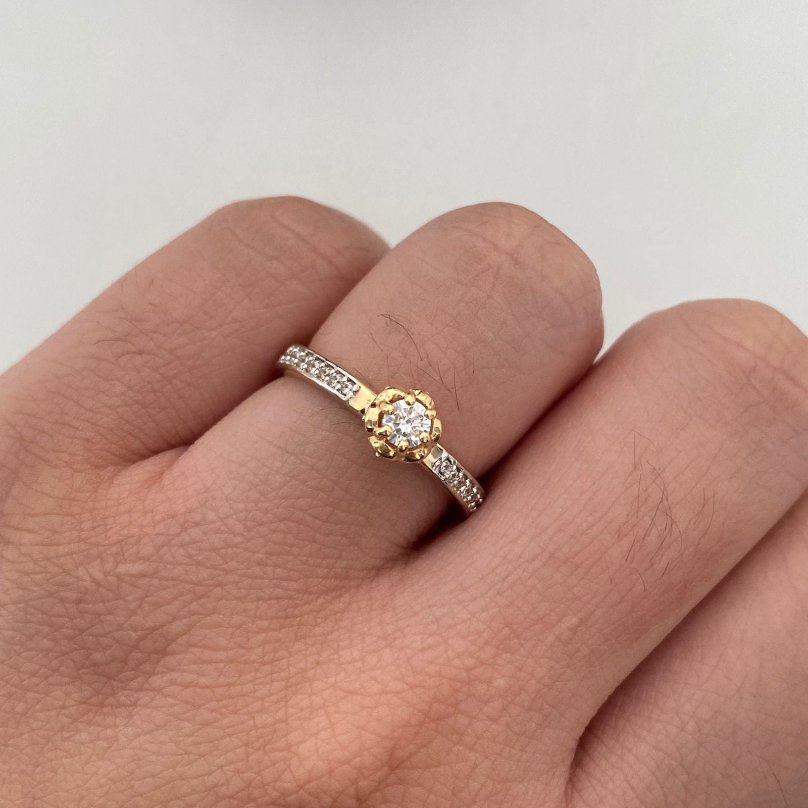Anillo Solitario Flor Oro amarillo y Oro blanco 18k / Talla 7 1/2 / 3,15 Gr / 3 mm